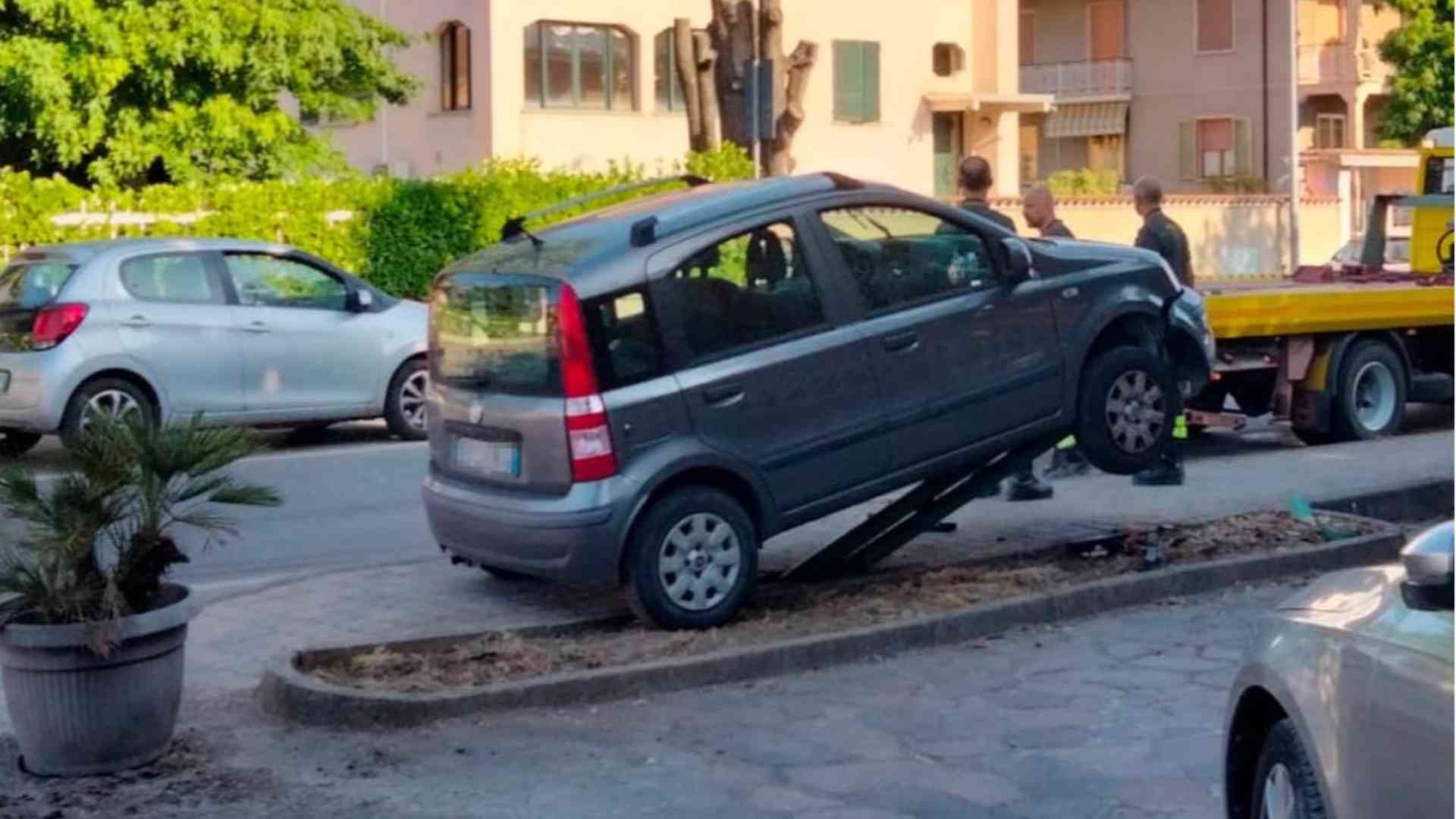 Sbanda e finisce sullo sfiato del gas, auto in bilico sui tubi