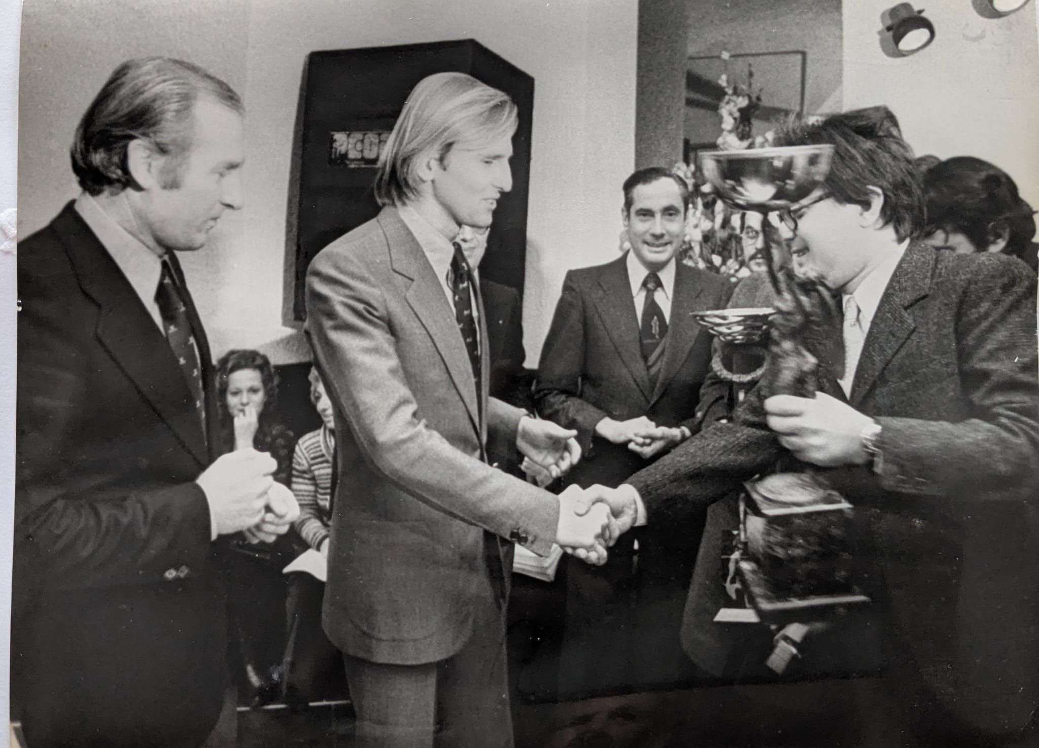 La premiazione dell’equipaggio Bacchelli-Scabini, vittorioso all’edizione 1975 del Rally delle Valli Piacentine (foto ex Archivio ACI) 