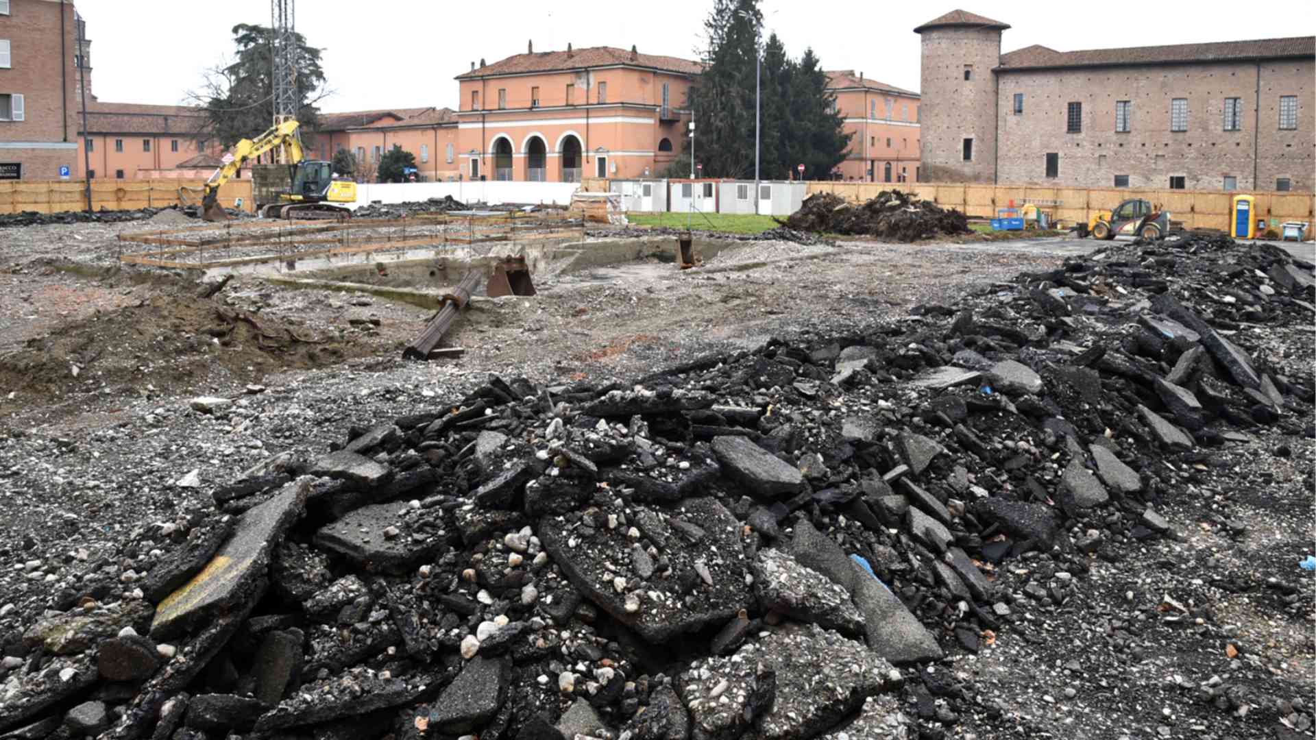 Le macerie di piazza Cittadella - © Libertà/Mauro Del Papa