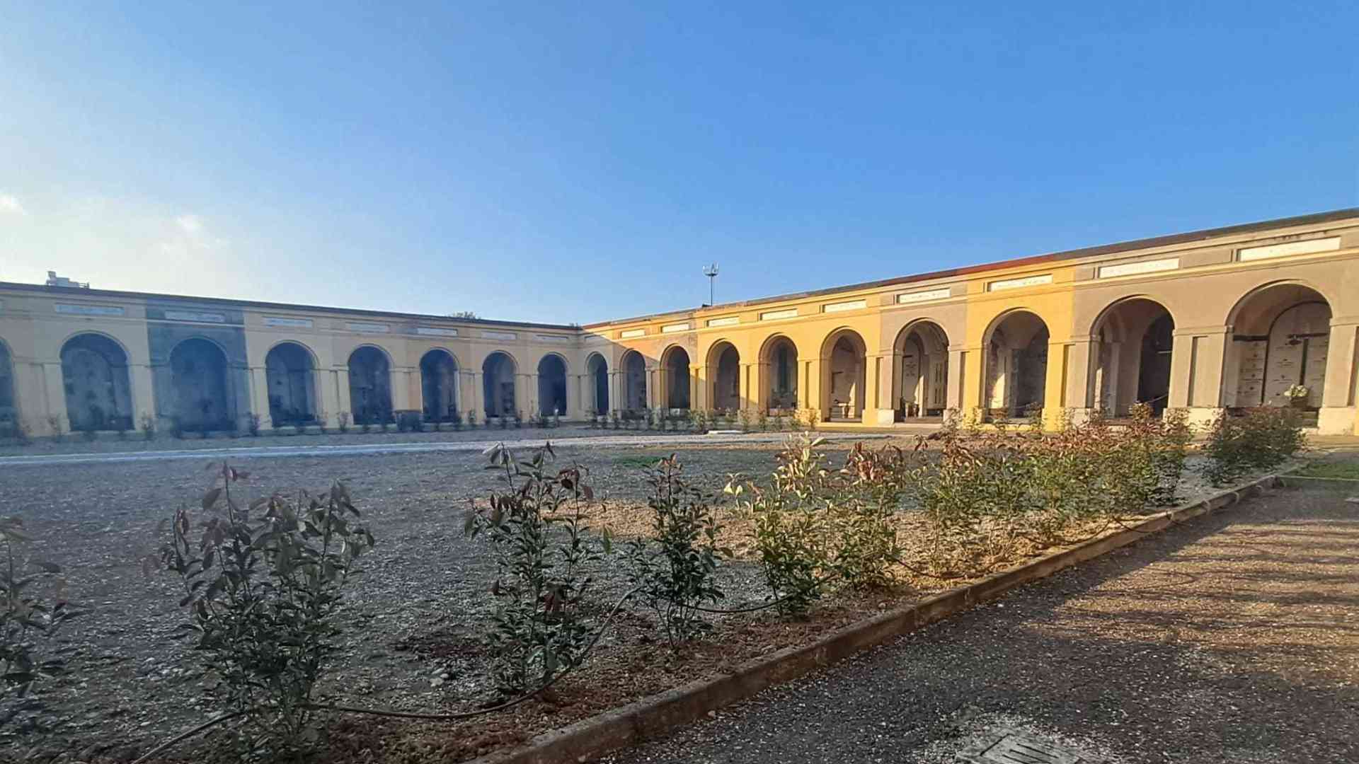 Cimitero urbano, rubati quasi tutti i nuovi innaffiatoi