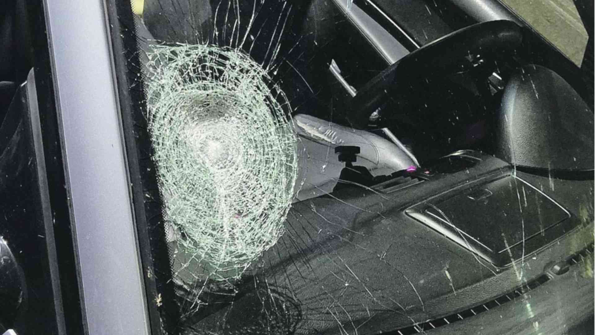 Parabrezza colpito dal cielo: due bottiglie cadute in via Primogenita