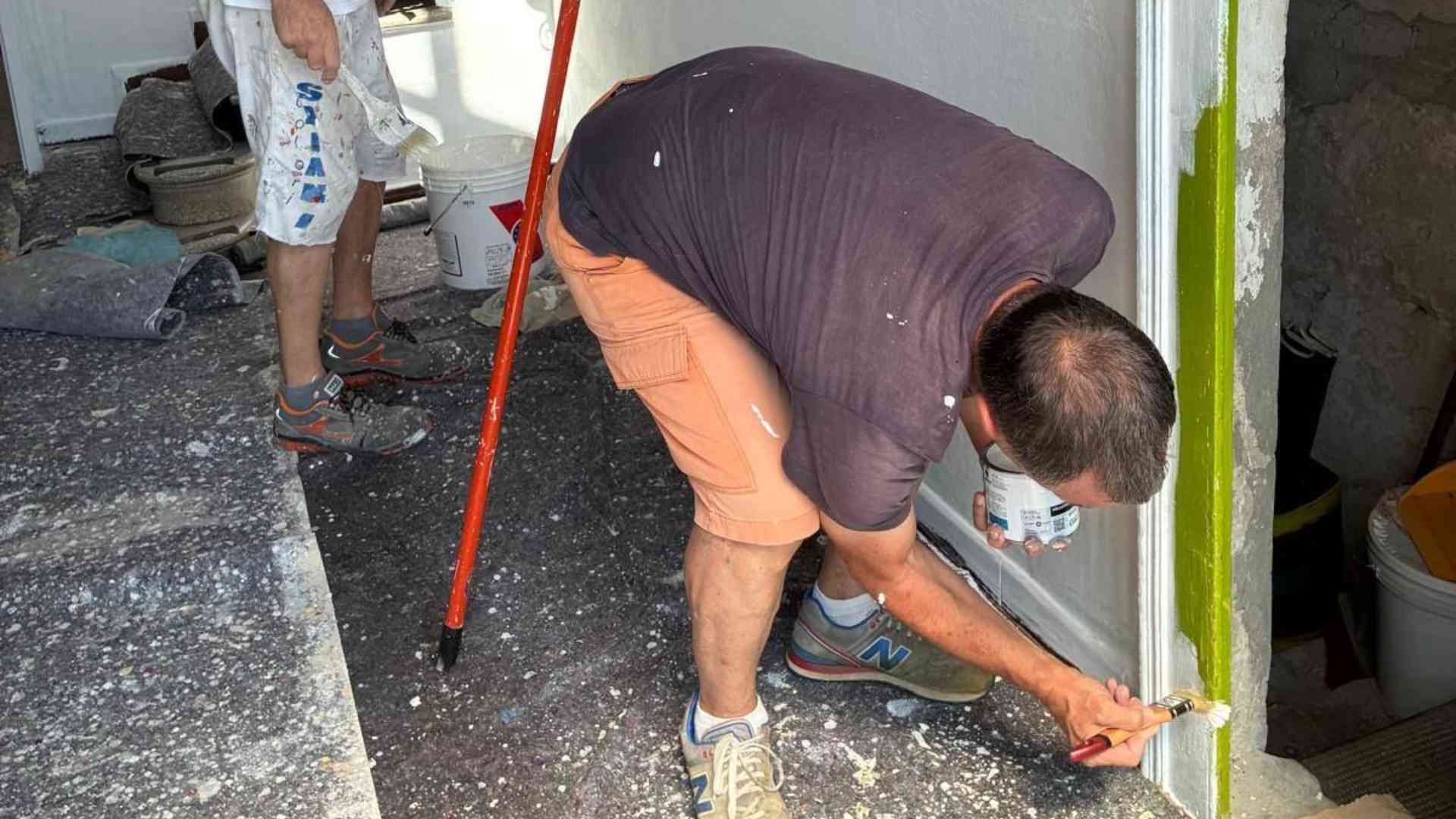 Secchio e pennelli, gli alpini di Agazzano dipingono la materna