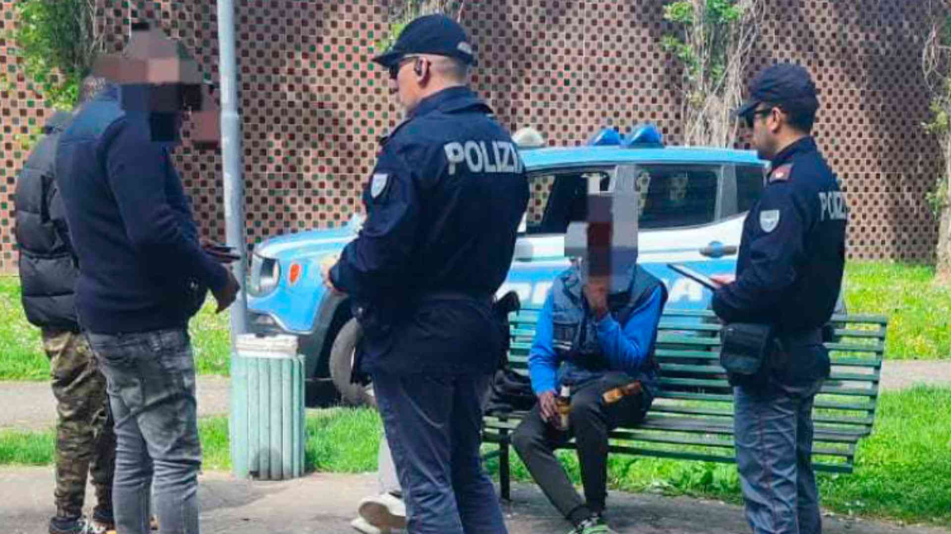 «Smettetela di fare casino» e gli lanciano un bidone