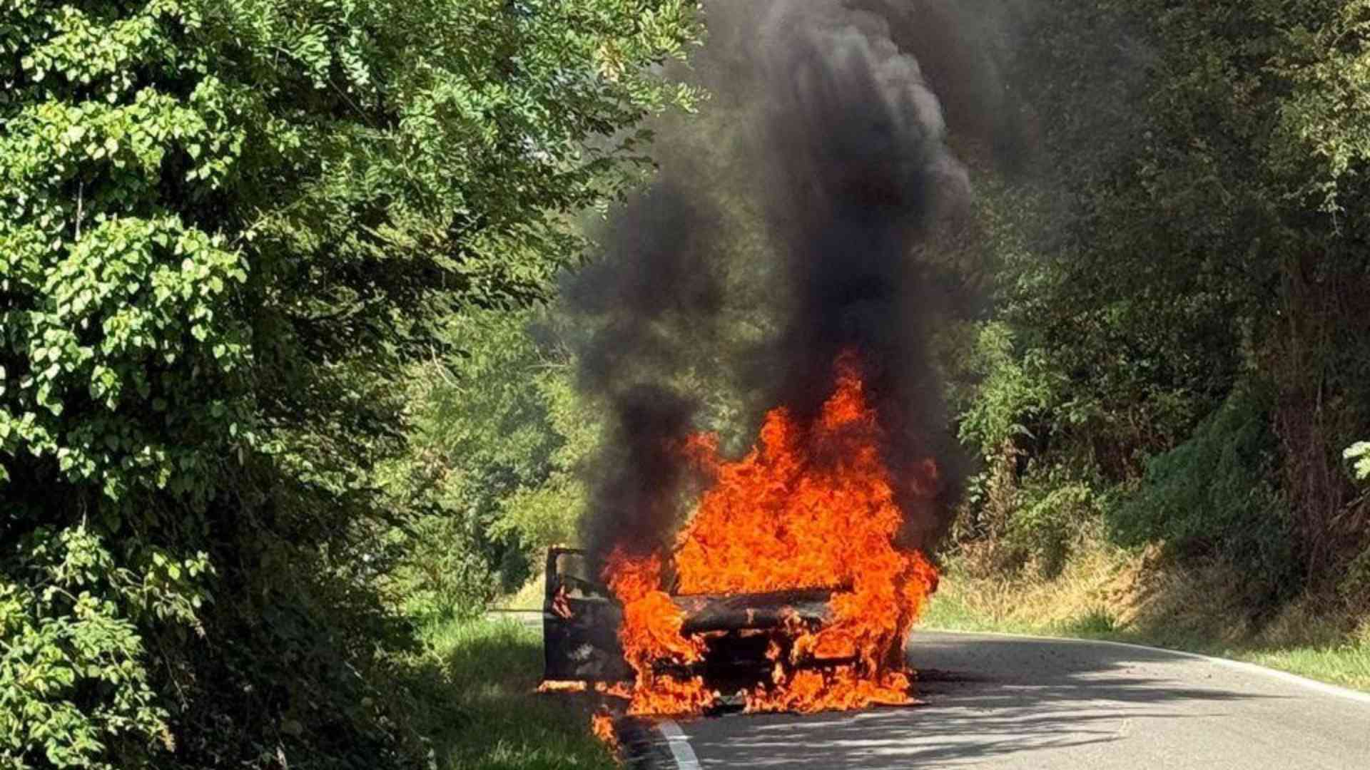 Fiamme improvvise, auto distrutta sul Bagnolo