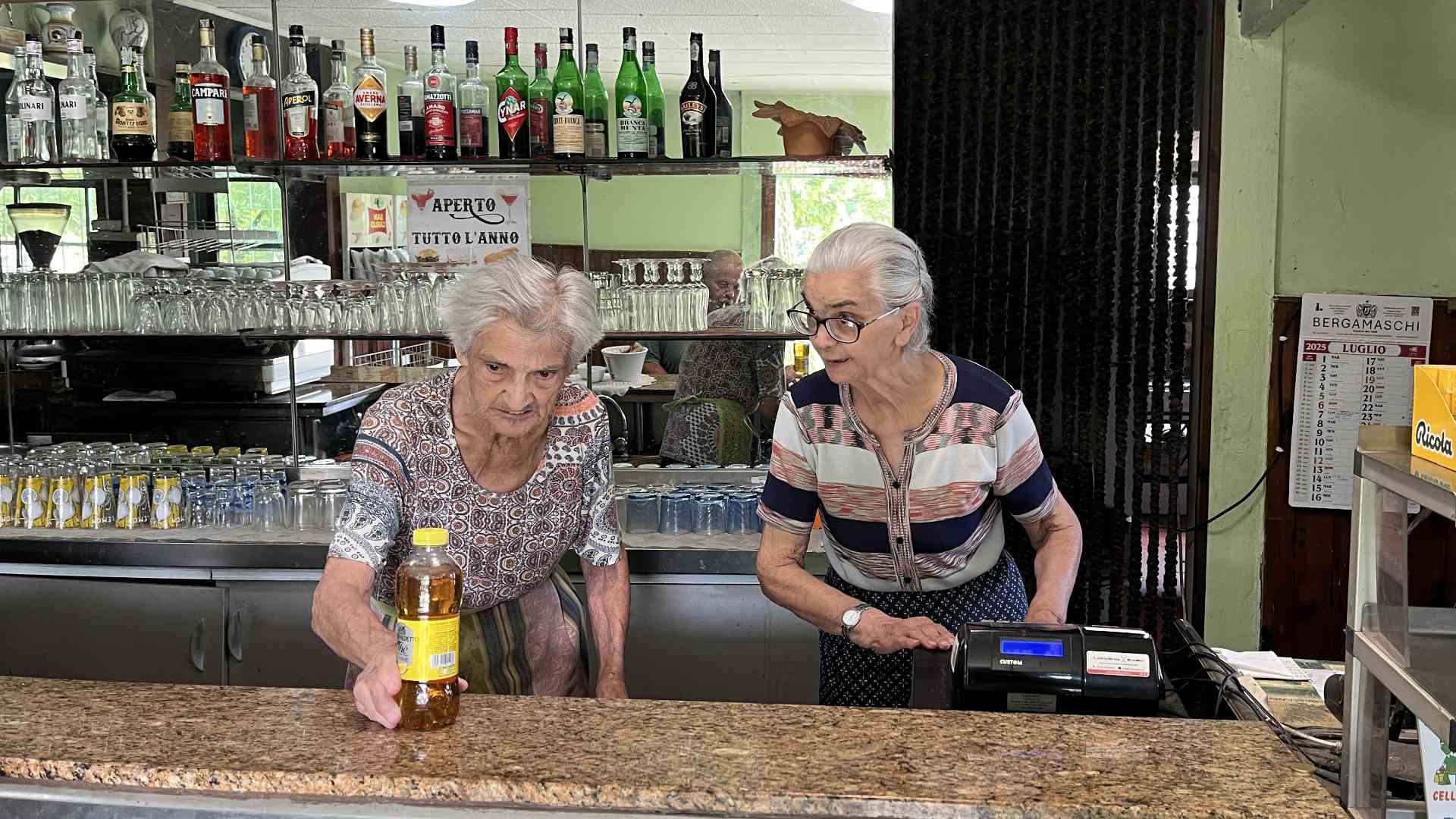 Le ostesse resistenti del bar Ponticello: «Il Po non piace più, ma noi restiamo»