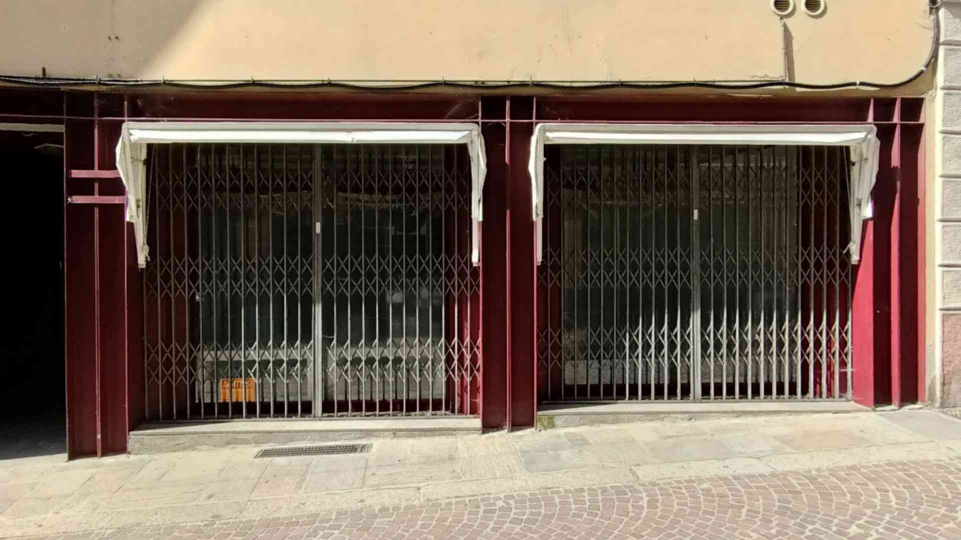 A Fiorenzuola 63 negozi con serrande abbassate