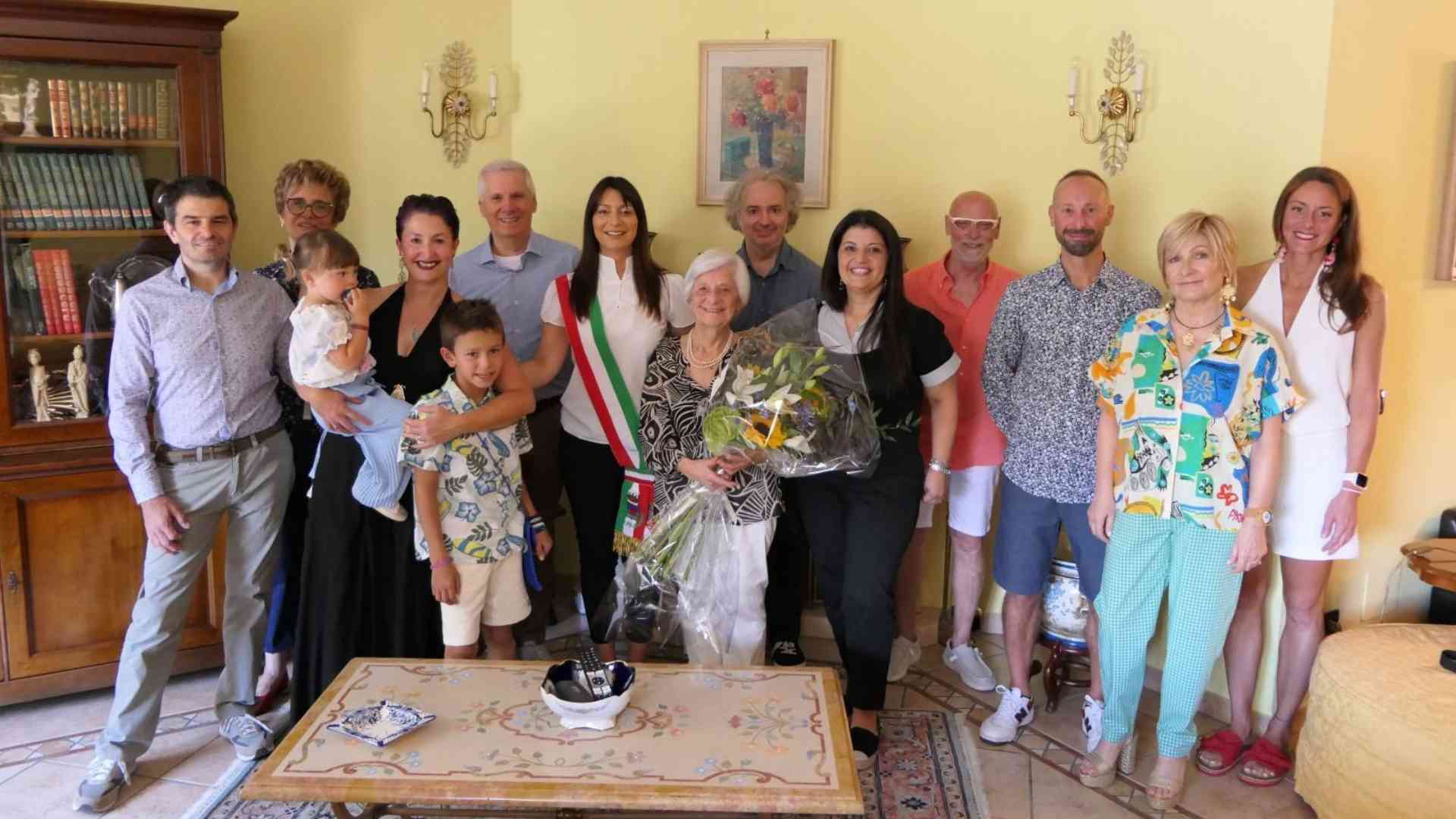 Un sorriso dolce e un caschetto bianco: Stefanina festeggia 101 anni