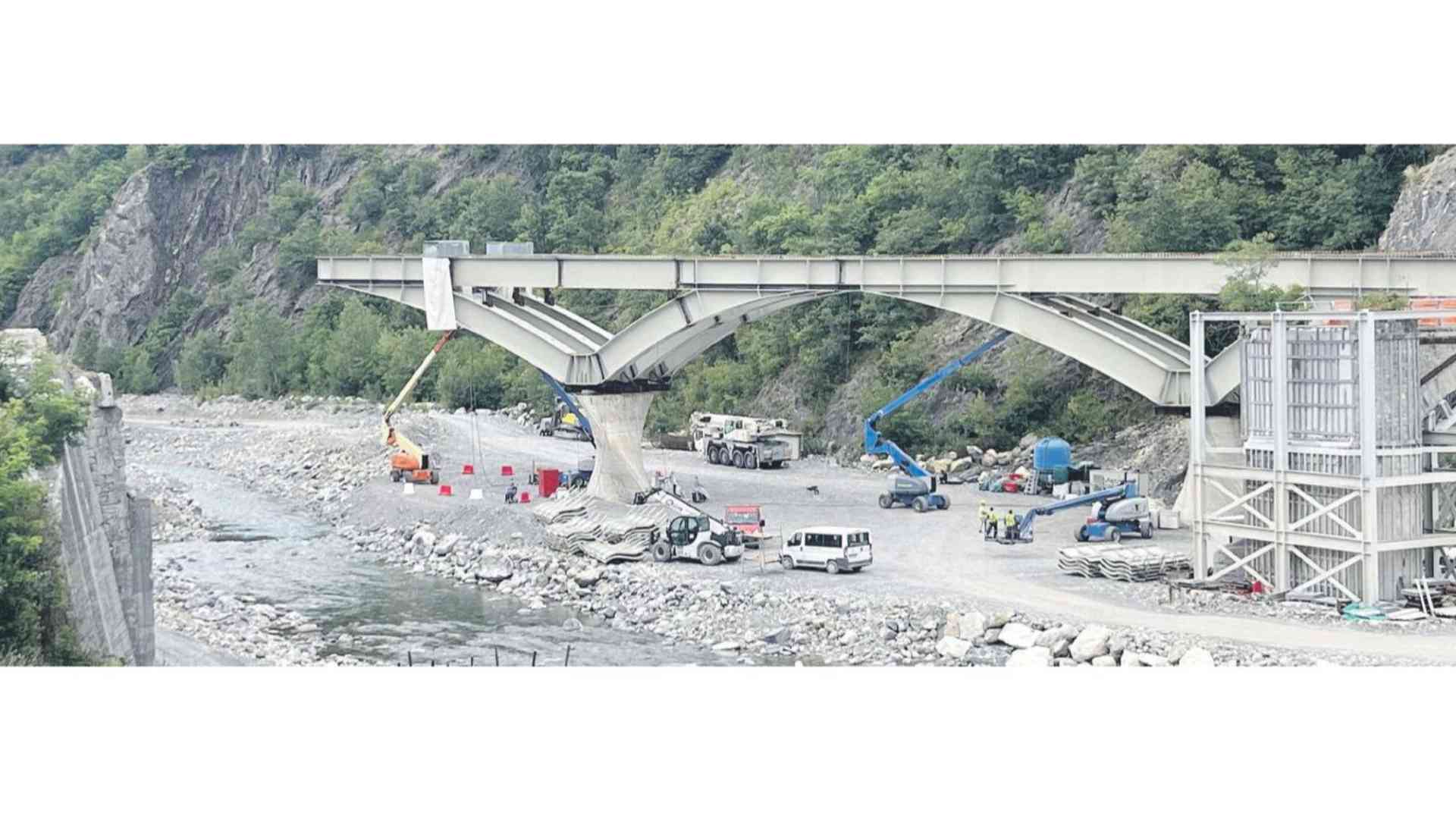 Lenzino, il cantiere del nuovo ponte “galoppa”