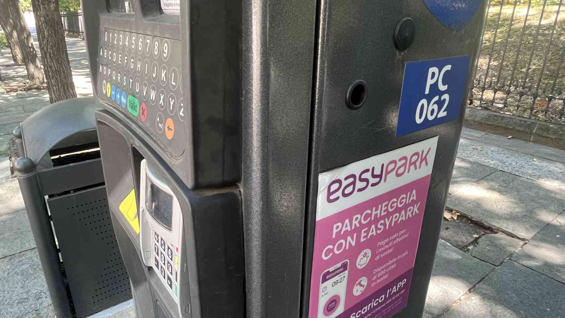 Una colonnina per pagare il parchimetro installata in città