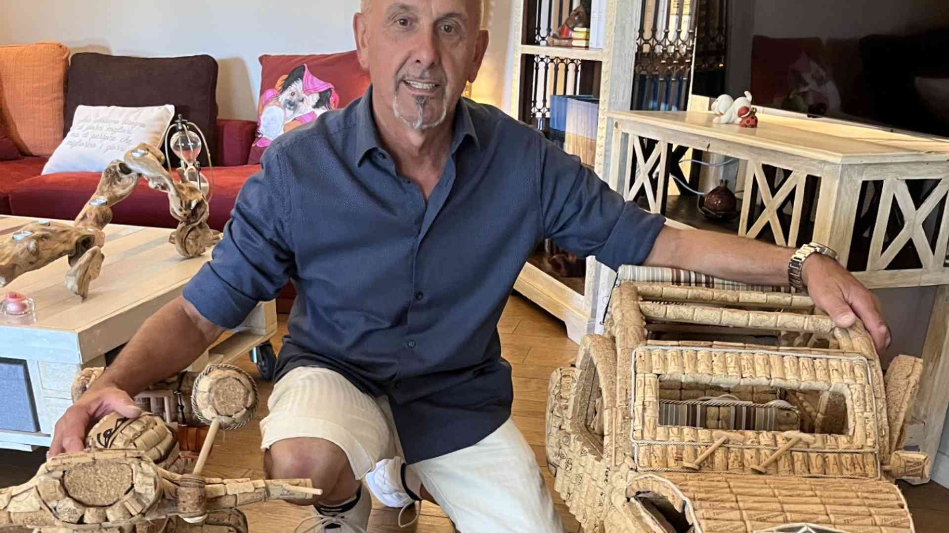 Luciano Milza con alcune delle sue opere