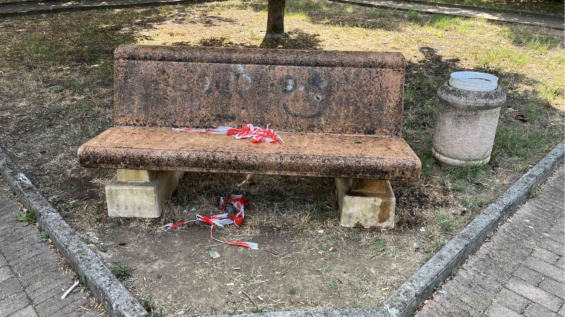 Panchina cosparsa di olio per allontanare i giovani: il caso a Carpaneto