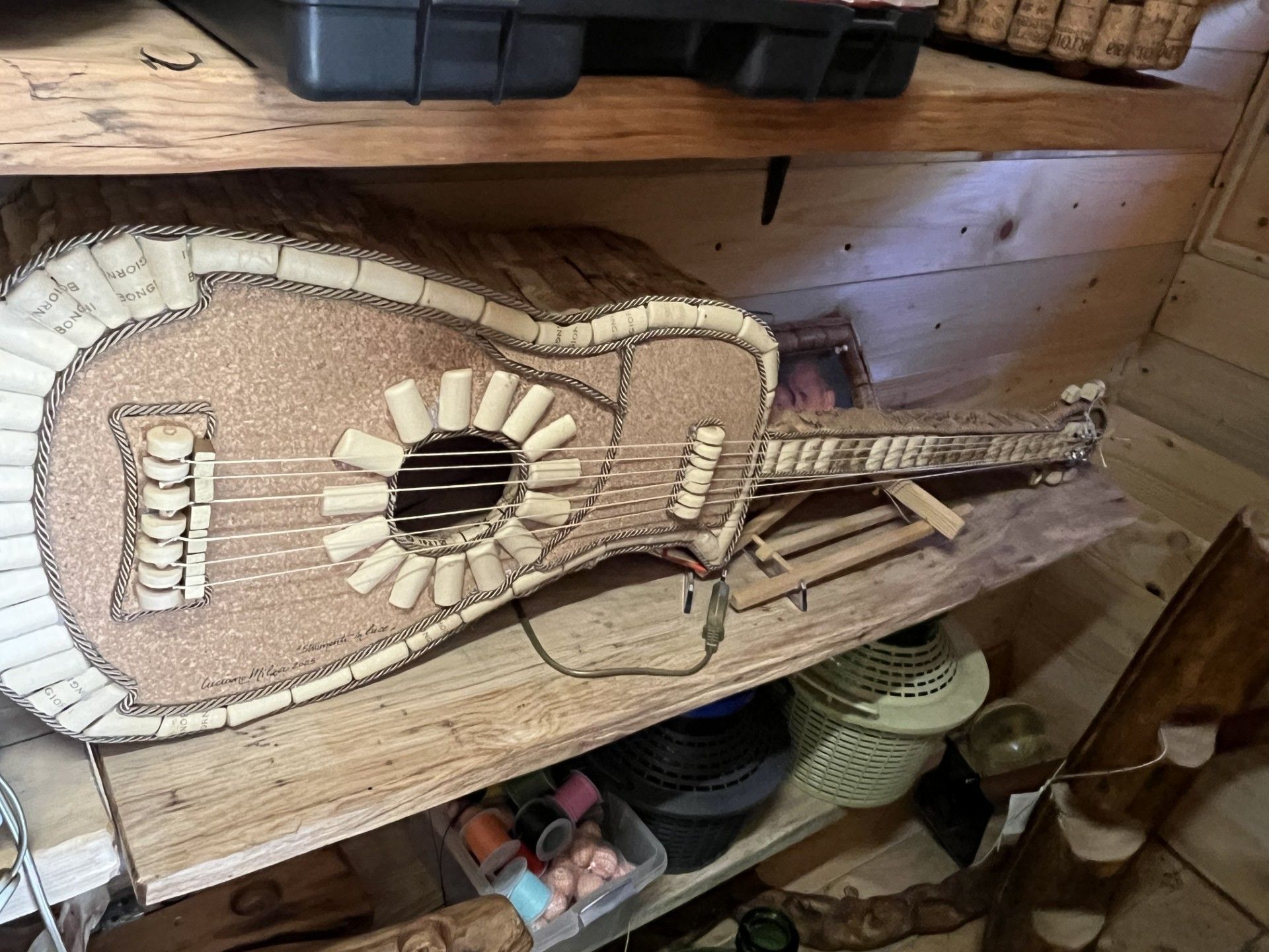 Una chitarra di sughero nel laboratorio di Luciano Milza