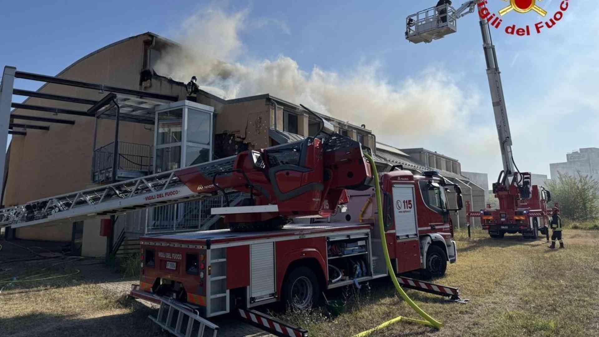 Fiamme al palazzetto dello sport del Mattei di Fiorenzuola. VIDEO