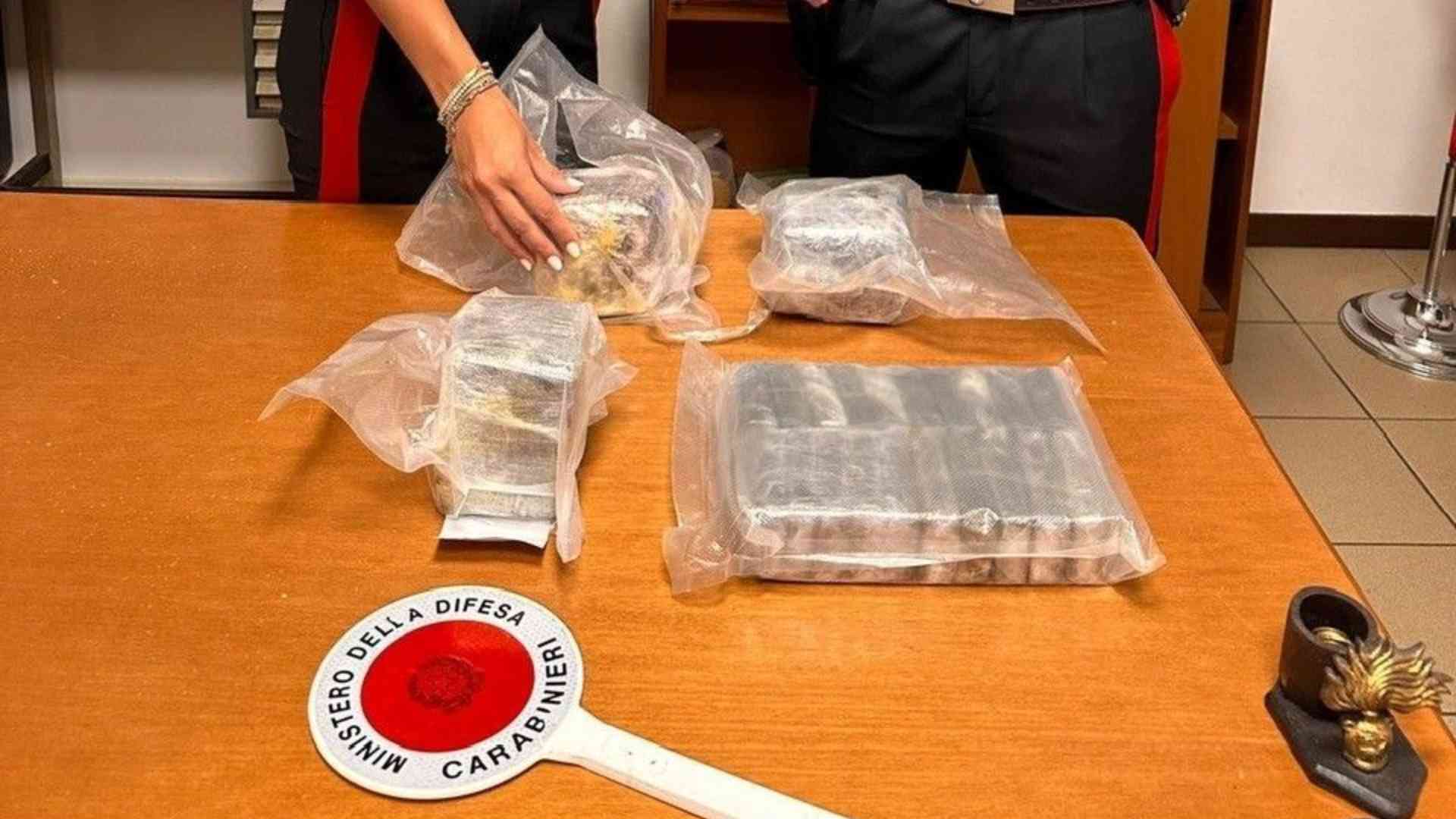 Cinque chili di droga, fugge a piedi dopo l'inseguimento in auto