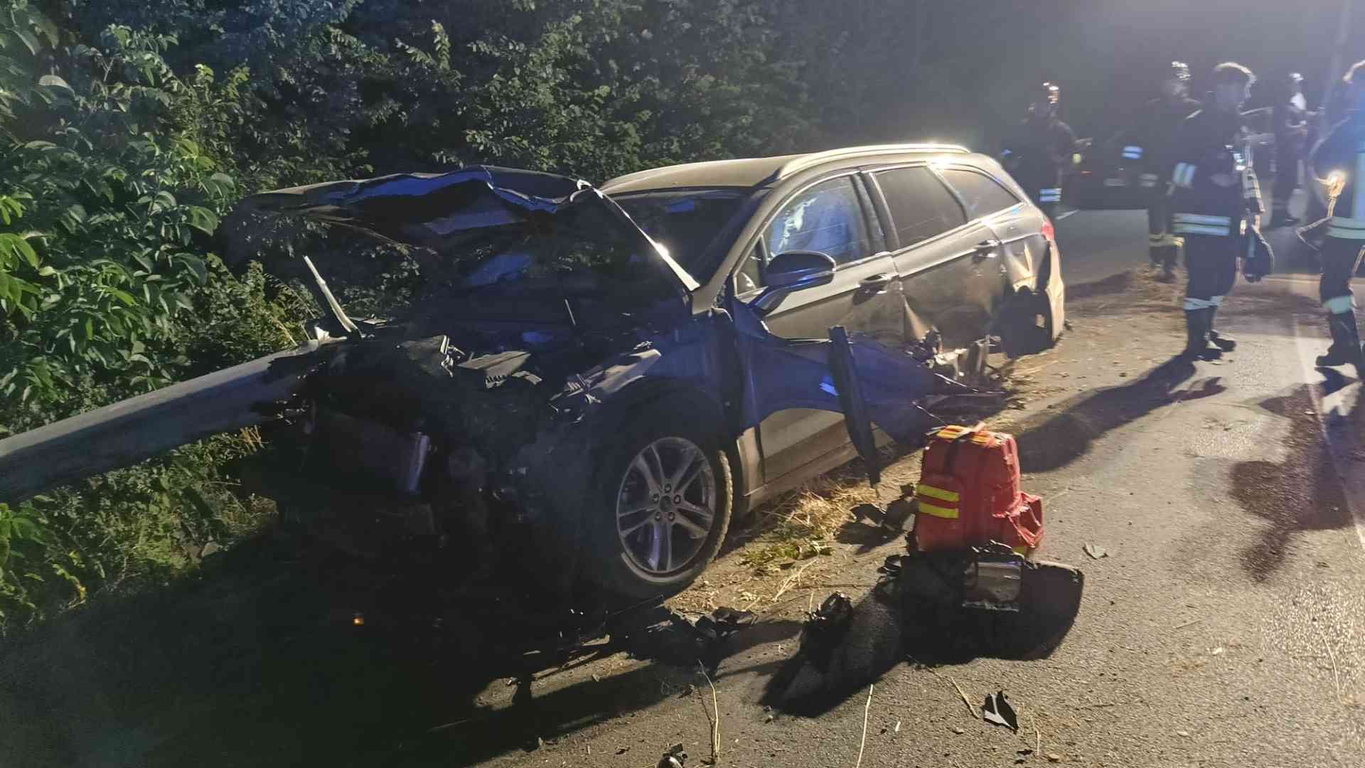 Fuori strada nella notte alla Moretta, ferita una giovane