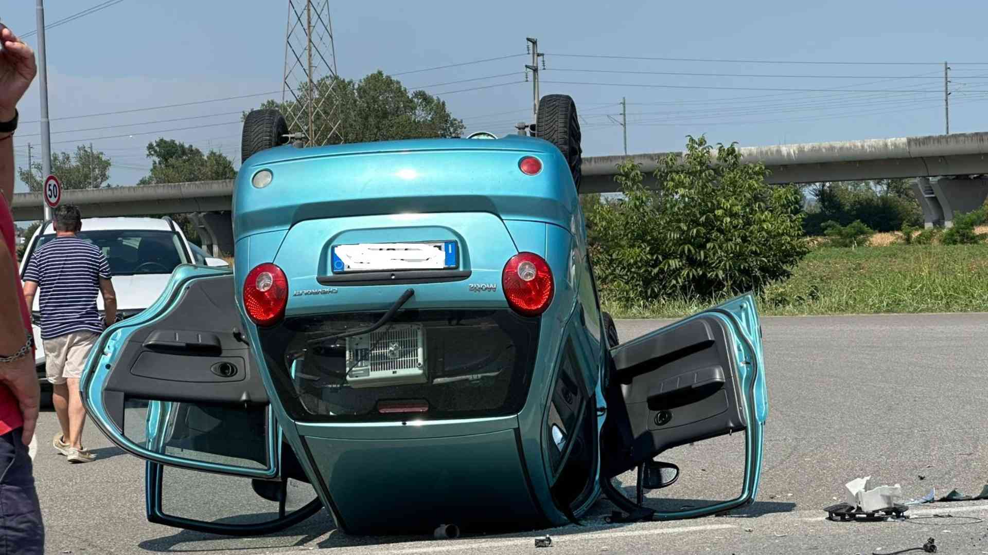 Spaventosa carambola sulla Caorsana, un'auto ribaltata e due feriti