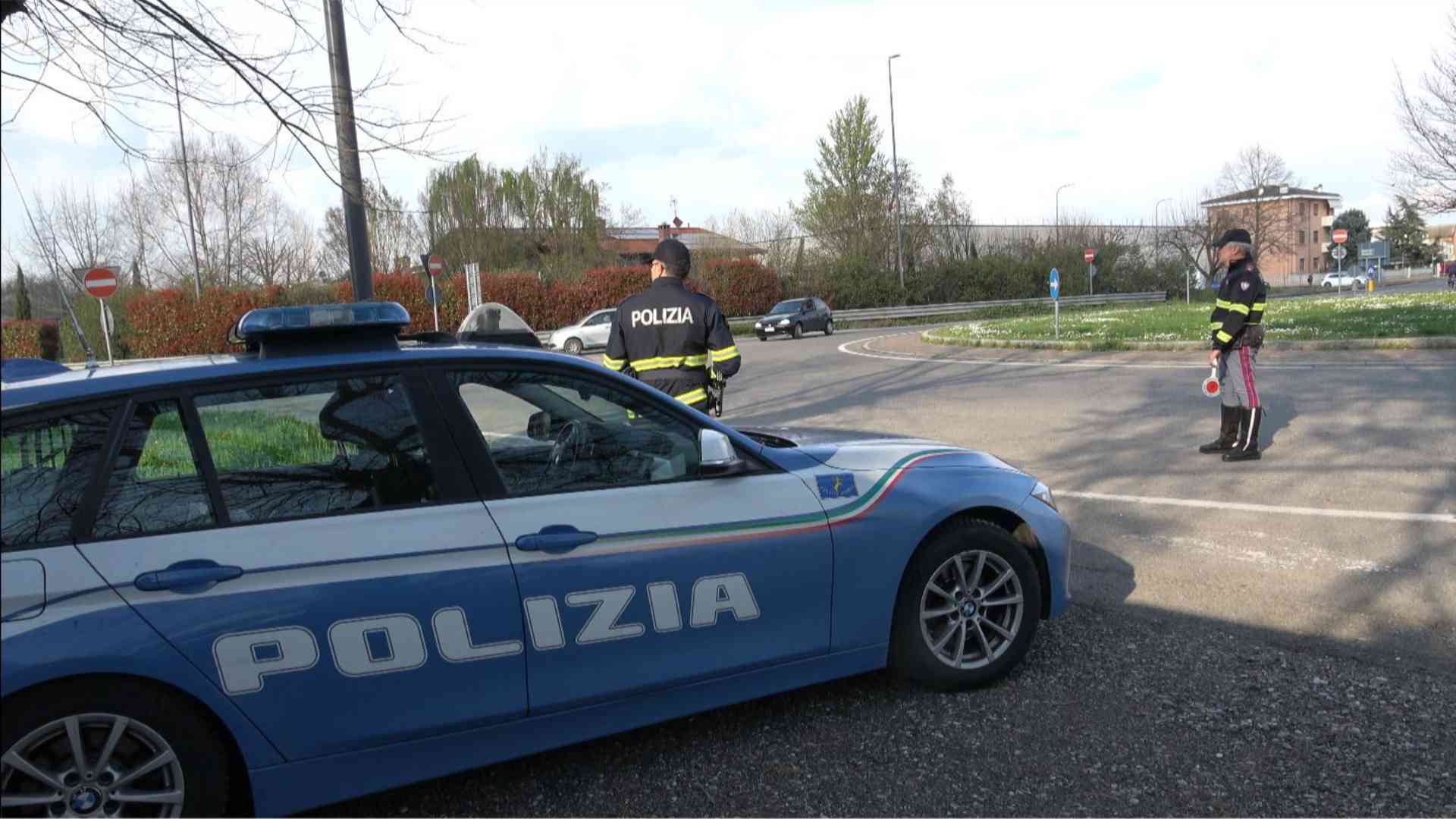 Cellulare alla guida, ritirate 48 patenti in sei giorni