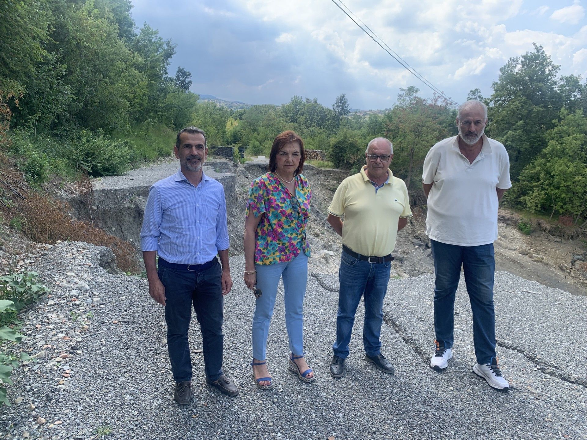 Il sopralluogo della Provincia. Nella foto Davide Marenghi, dirigente del servizio Viabilità, la vicepresidente Patrizia Calza, Rino Corti e Carlo Mercati