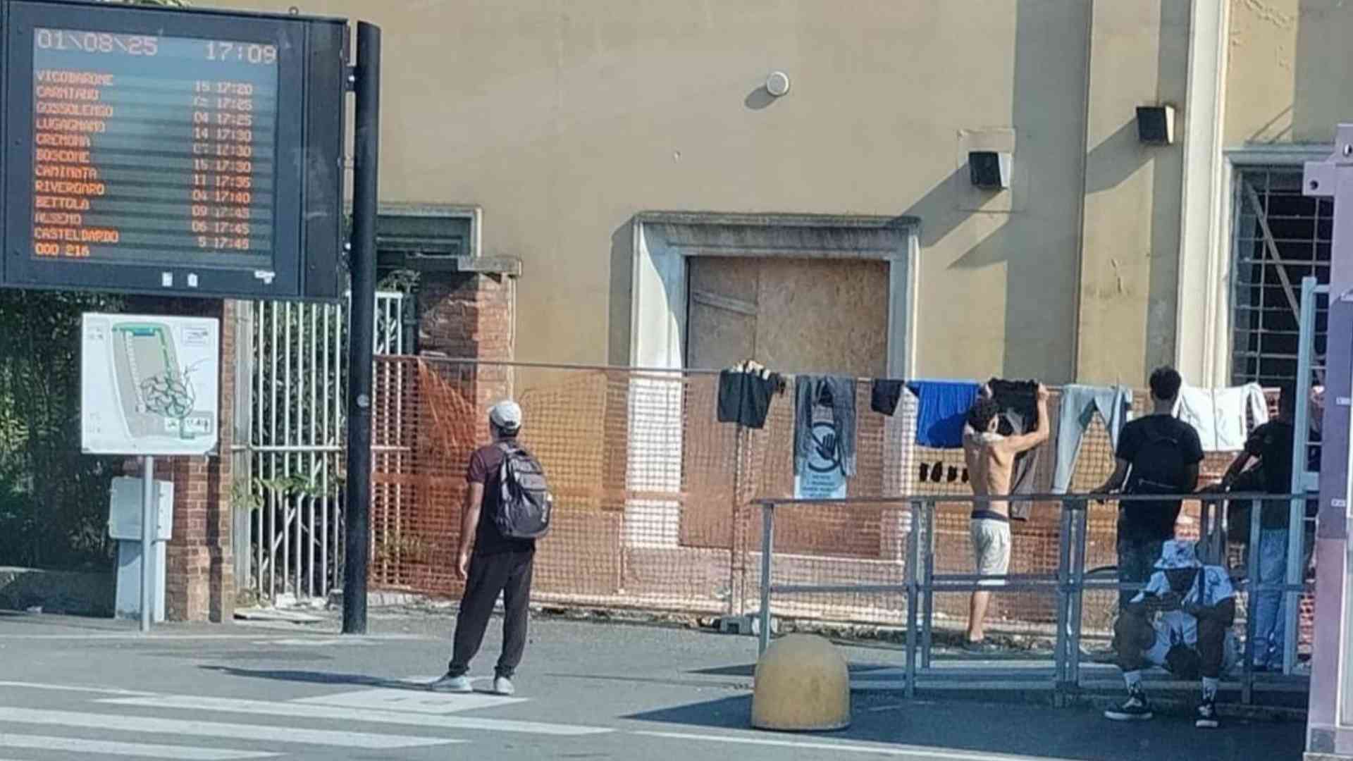 Stazione autobus: c'è chi stende i panni ad asciugare
