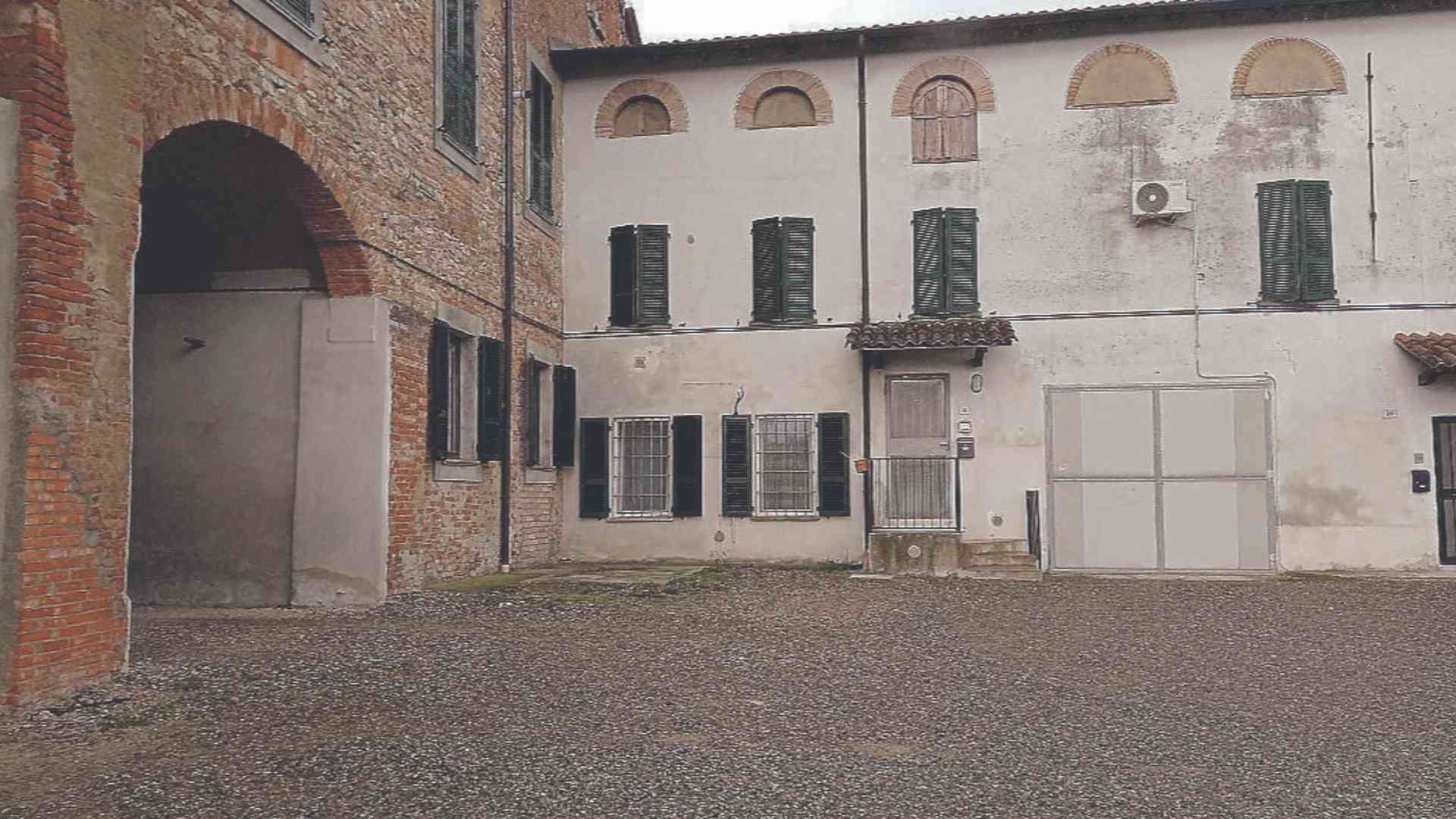 Cade dalla finestra mentre la sta riparando: grave un 57enne
