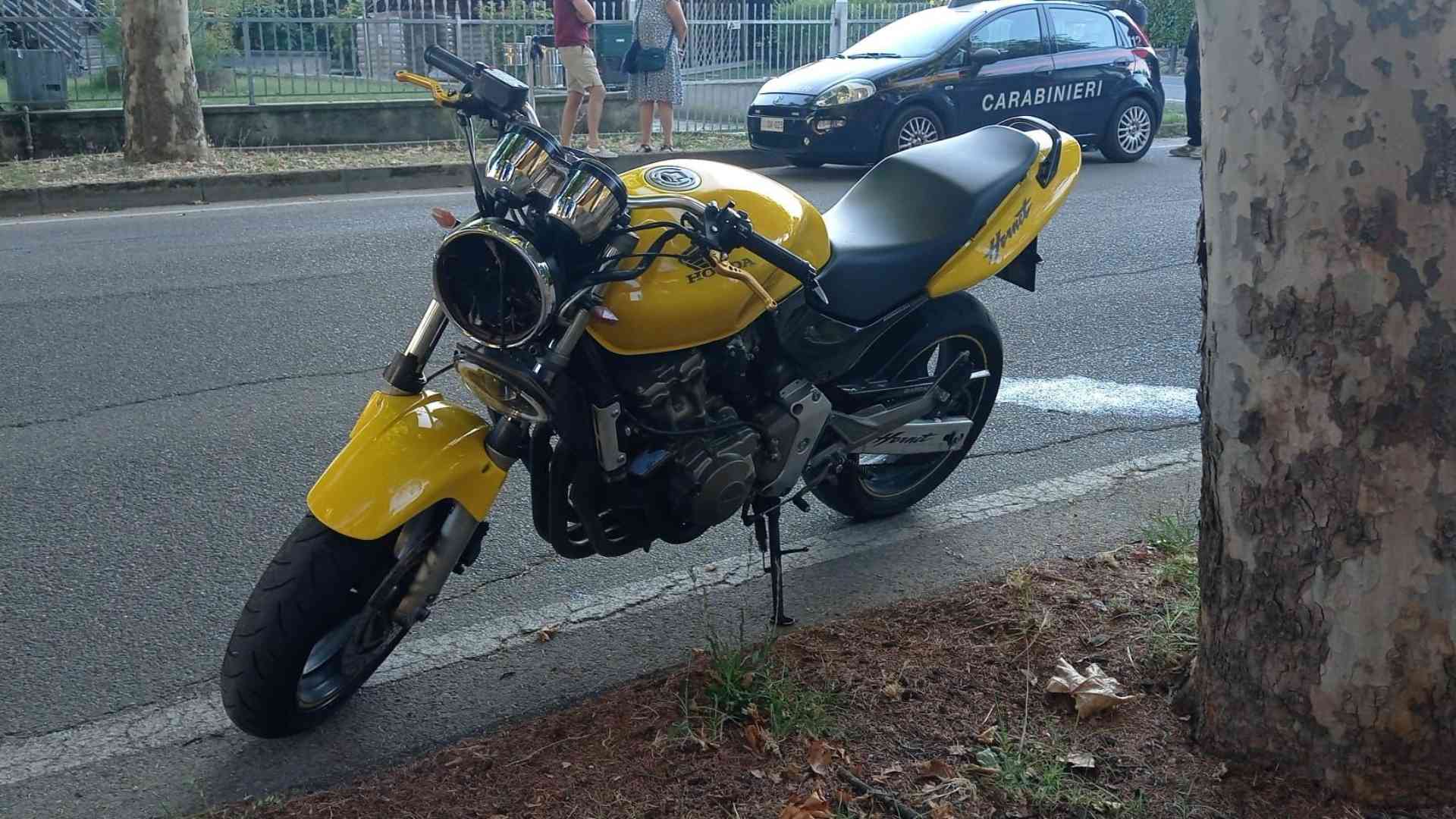 Scontro con un'auto, grave un motociclista di 21 anni
