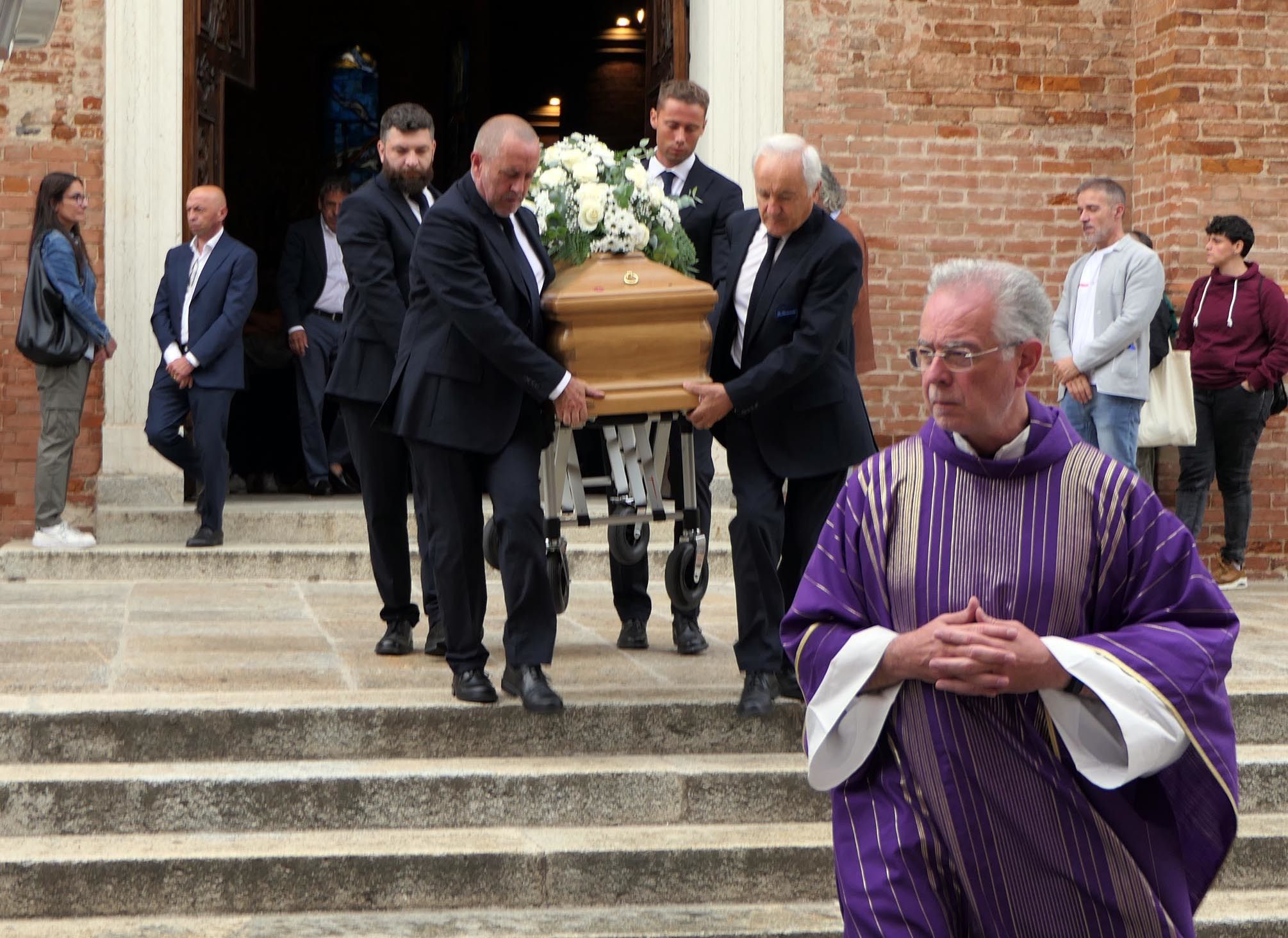 Il feretro esce dalla Collegiata di Borgonovo