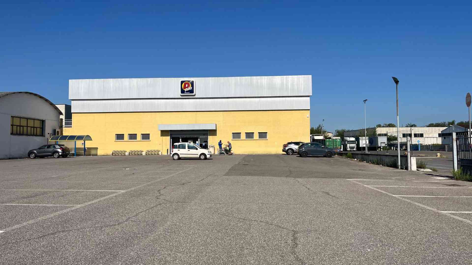 Spintonano e derubano un 93enne fuori dal supermarket