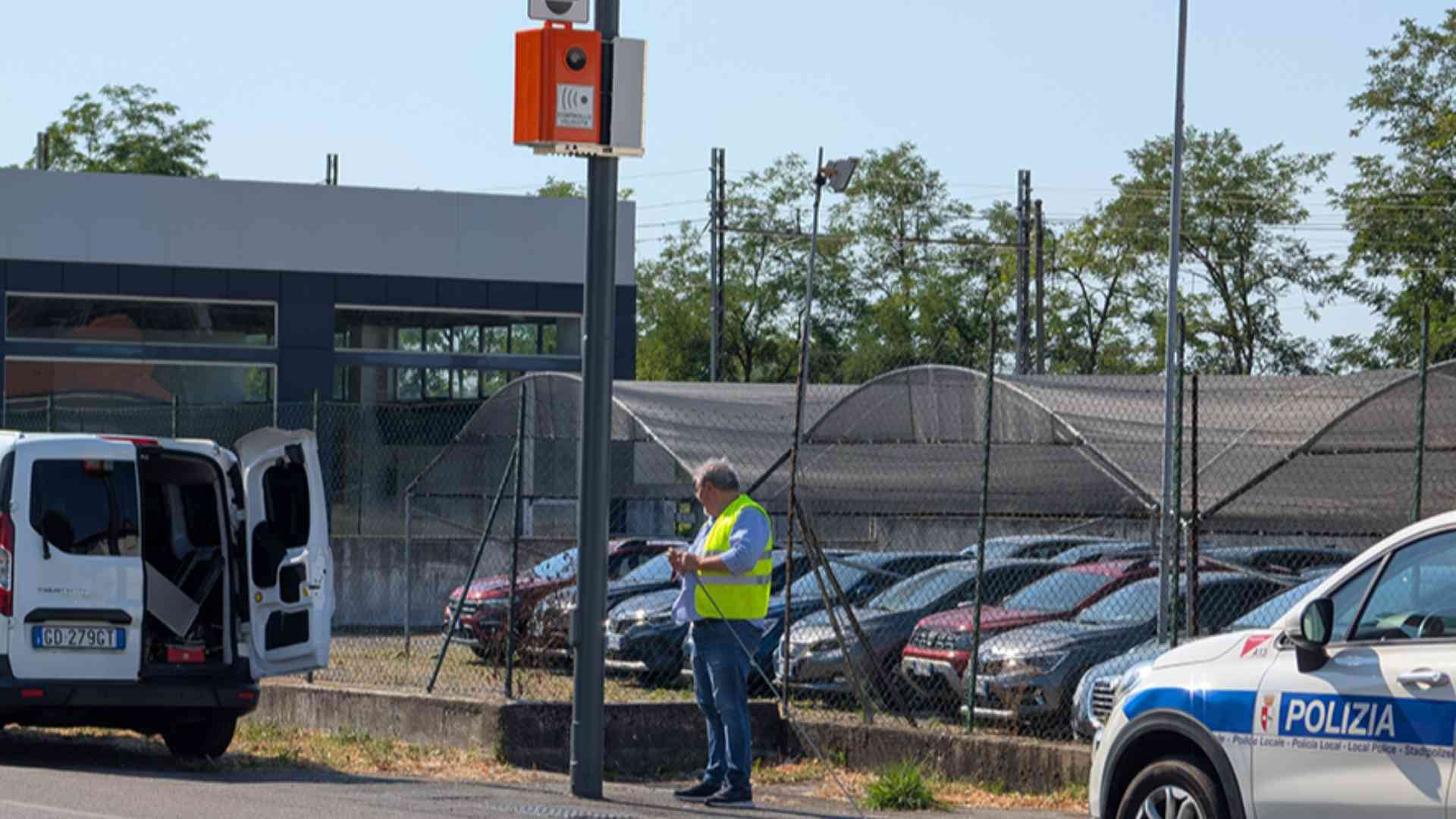 L'installazione di un box arancione in via Emilia Pavese