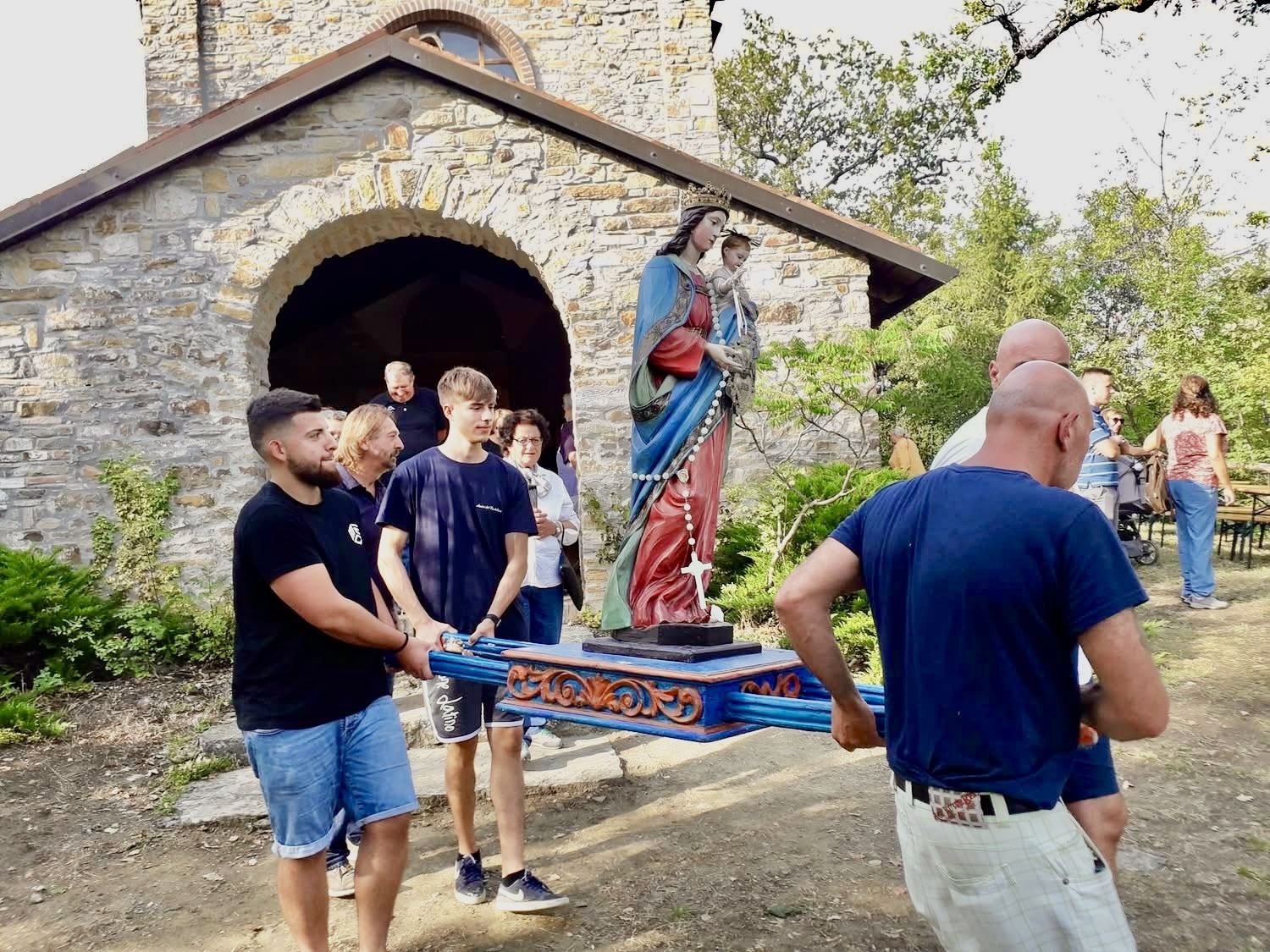 La processione della statua in occasione della festa di Castellaro (foto Zangrandi)