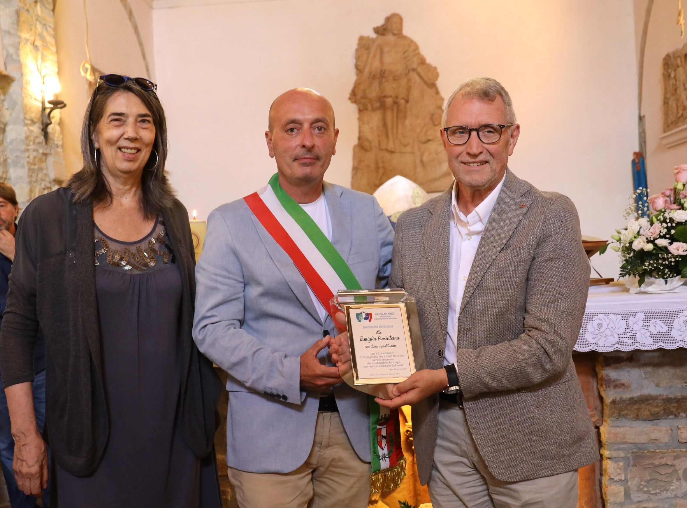 Gianluca Ceccarelli del Comune di Piacenza premia Danilo Anelli, presidente della Famiglia Piasinteina (foto Zangrandi)