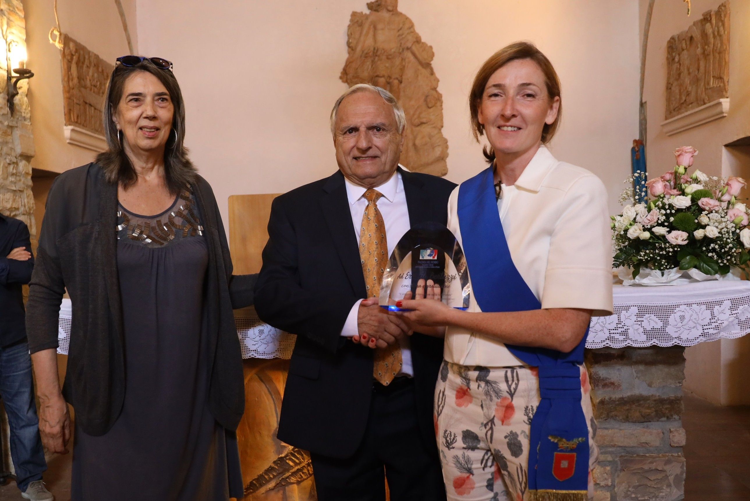 Ernesto Bertuzzi premiato dalla presidente della Provincia, Monica Patelli (foto Zangrandi)