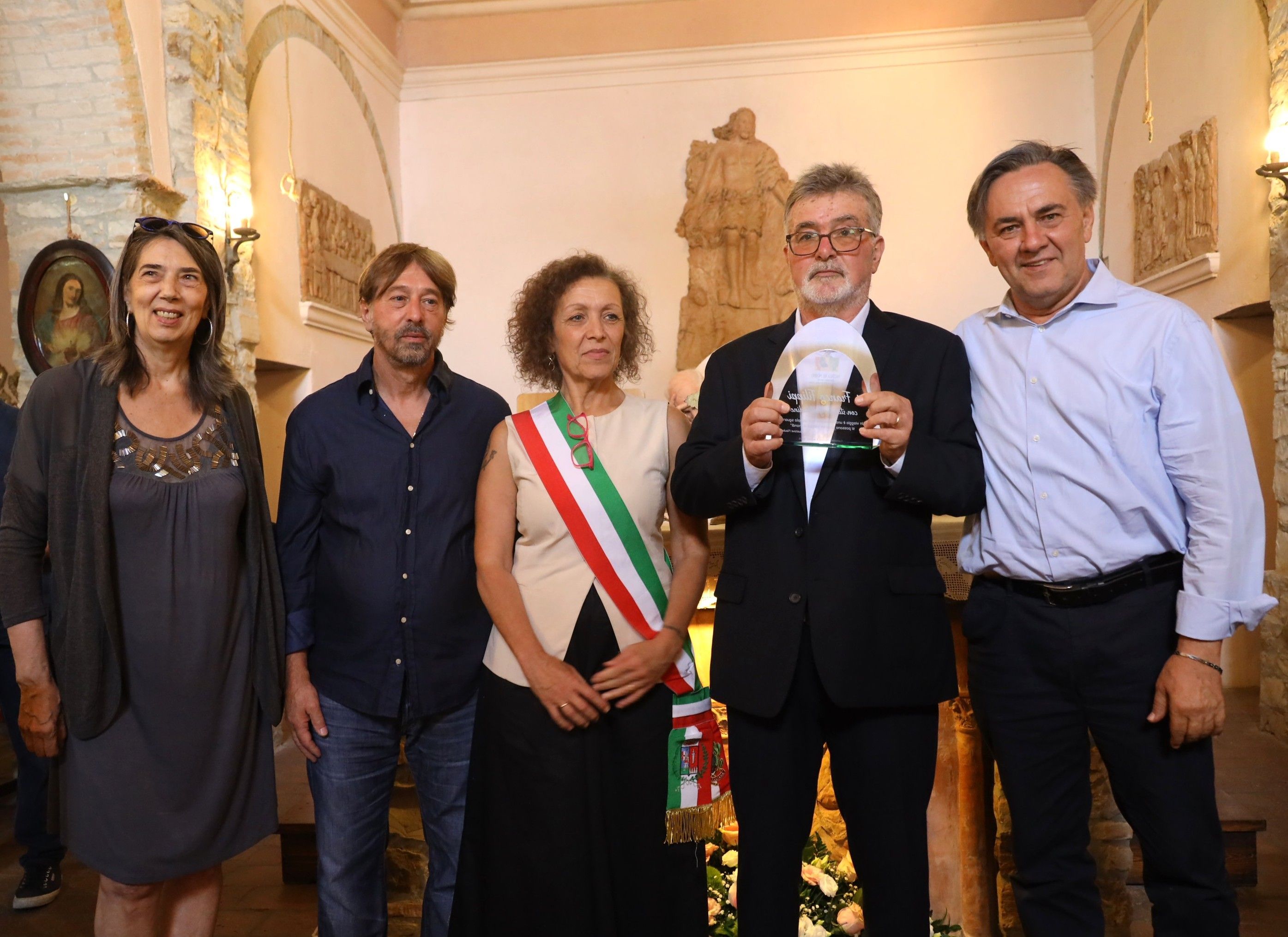 Franco Filippi, secondo da destra, riceve il premio "Piacentino benemerito" dalla sindaca di Travo Roberta Valla e dal consigliere regionale Lodovico Albasi (foto Zangrandi)