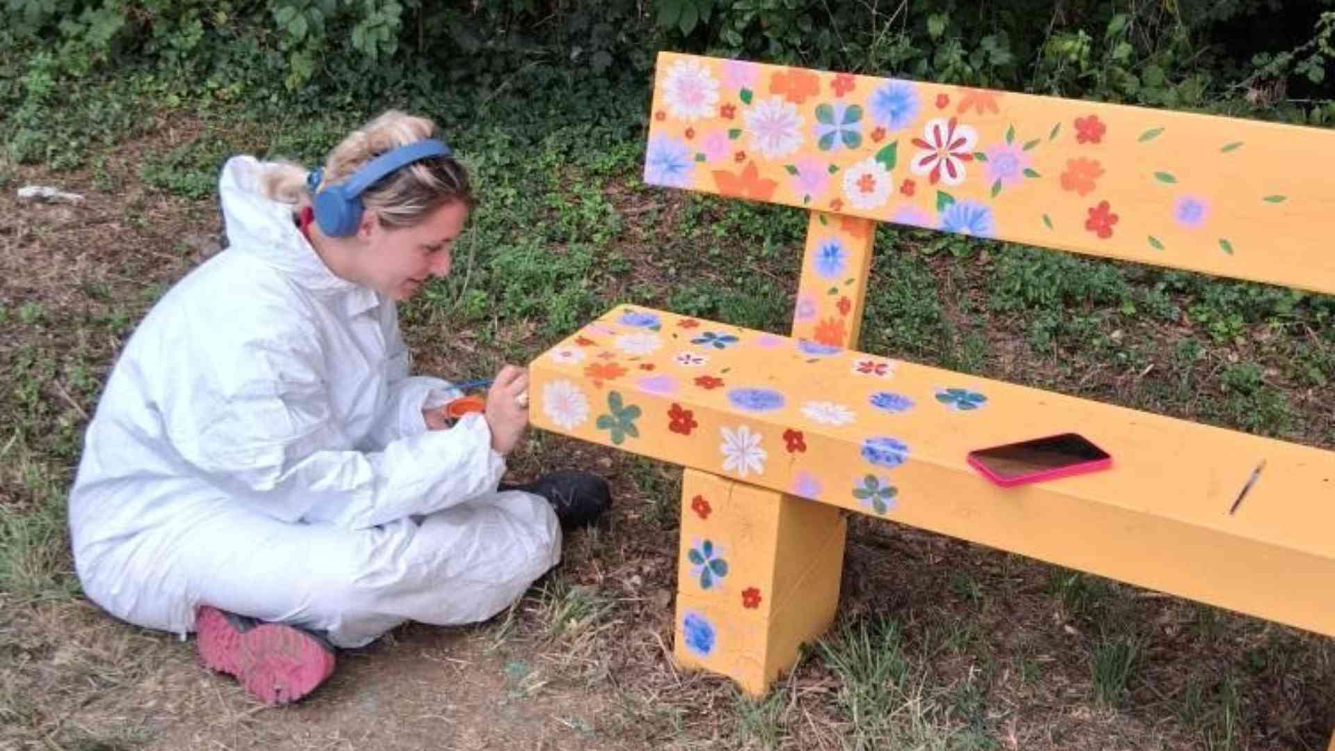 Pianello, sul sentiero dei ricordi spuntano due panchine “fiorite”