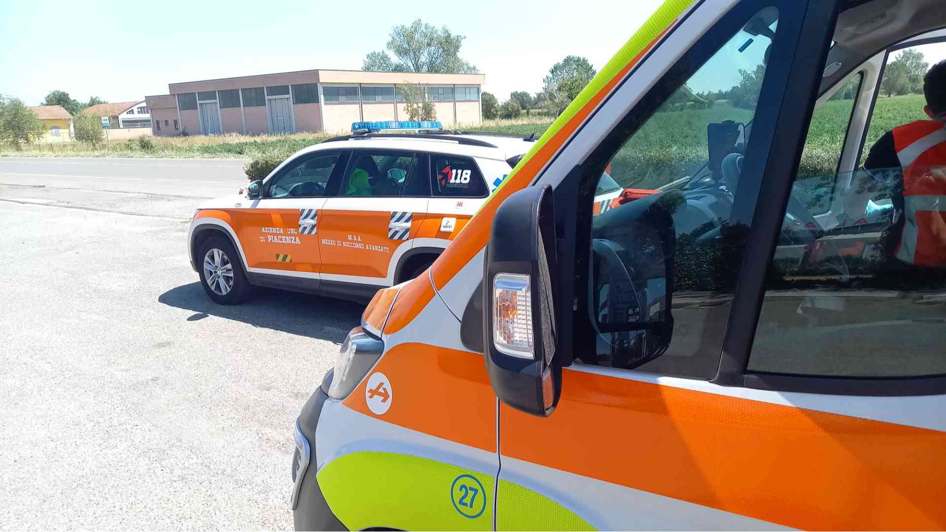 Punto dall'ape, si sente male. Soccorso dal 118 in farmacia a Niviano