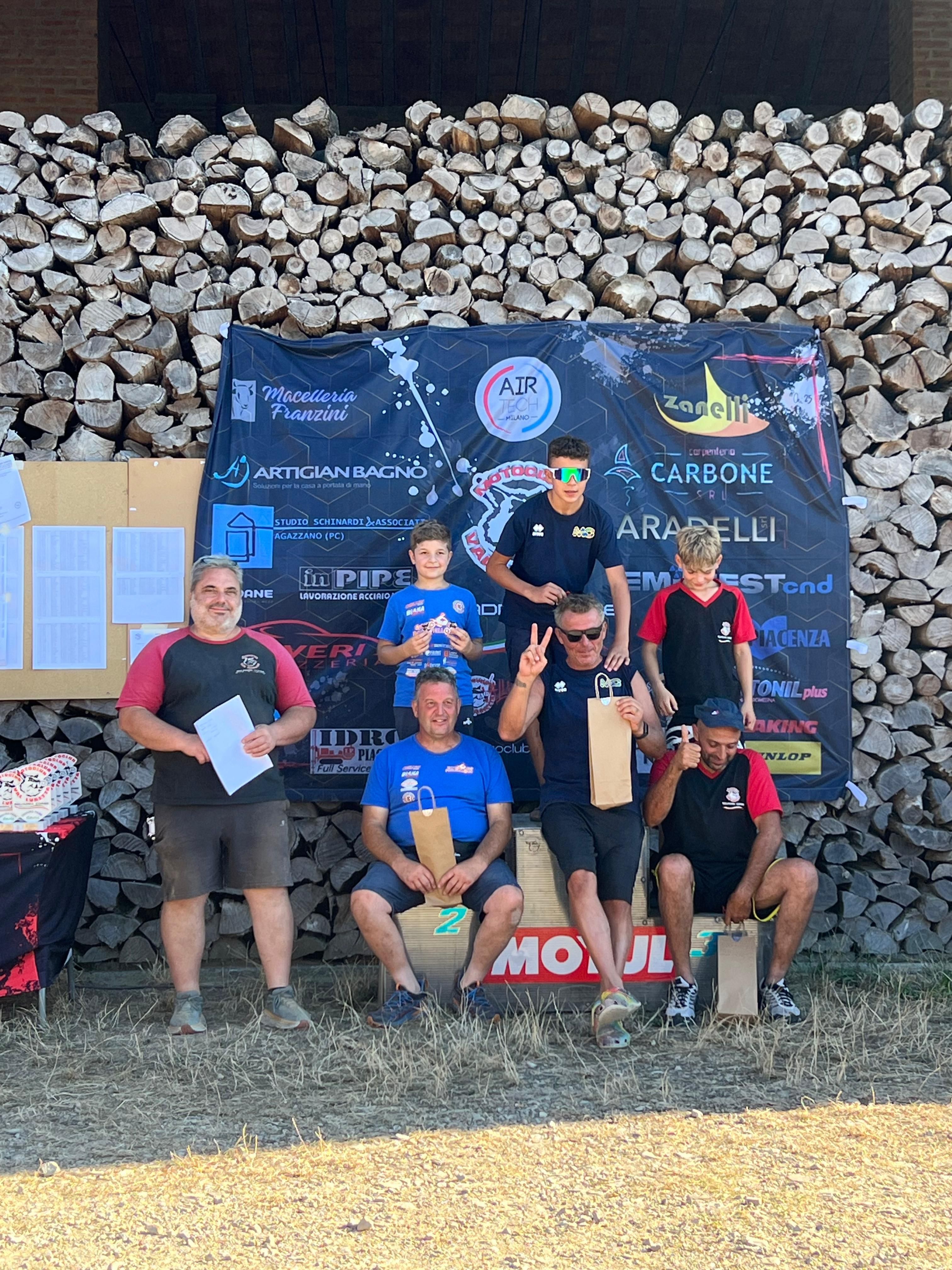 Una premiazione padre-figlio con Dario Razza, presidente del Moto Club Val Luretta