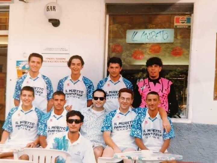 La squadra di calcio della paninoteca "Muretto"
