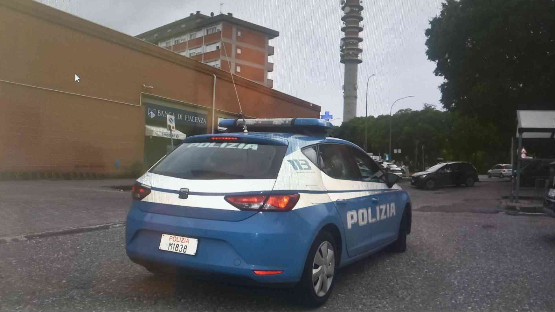 Rubò l'auto della polizia e si schiantò in piazza Cavalli, arrestato