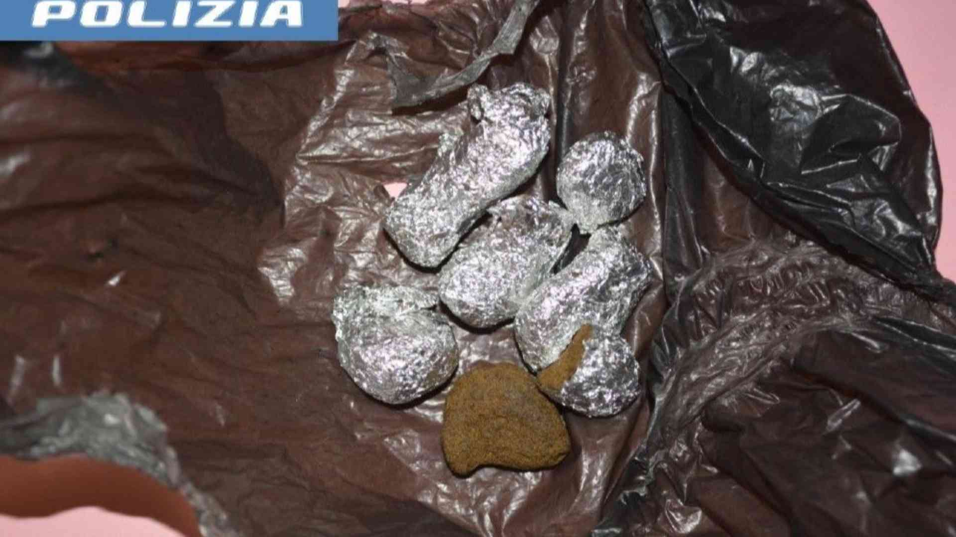 Getta l'hashish nel bidone alla vista degli agenti, minore denunciato