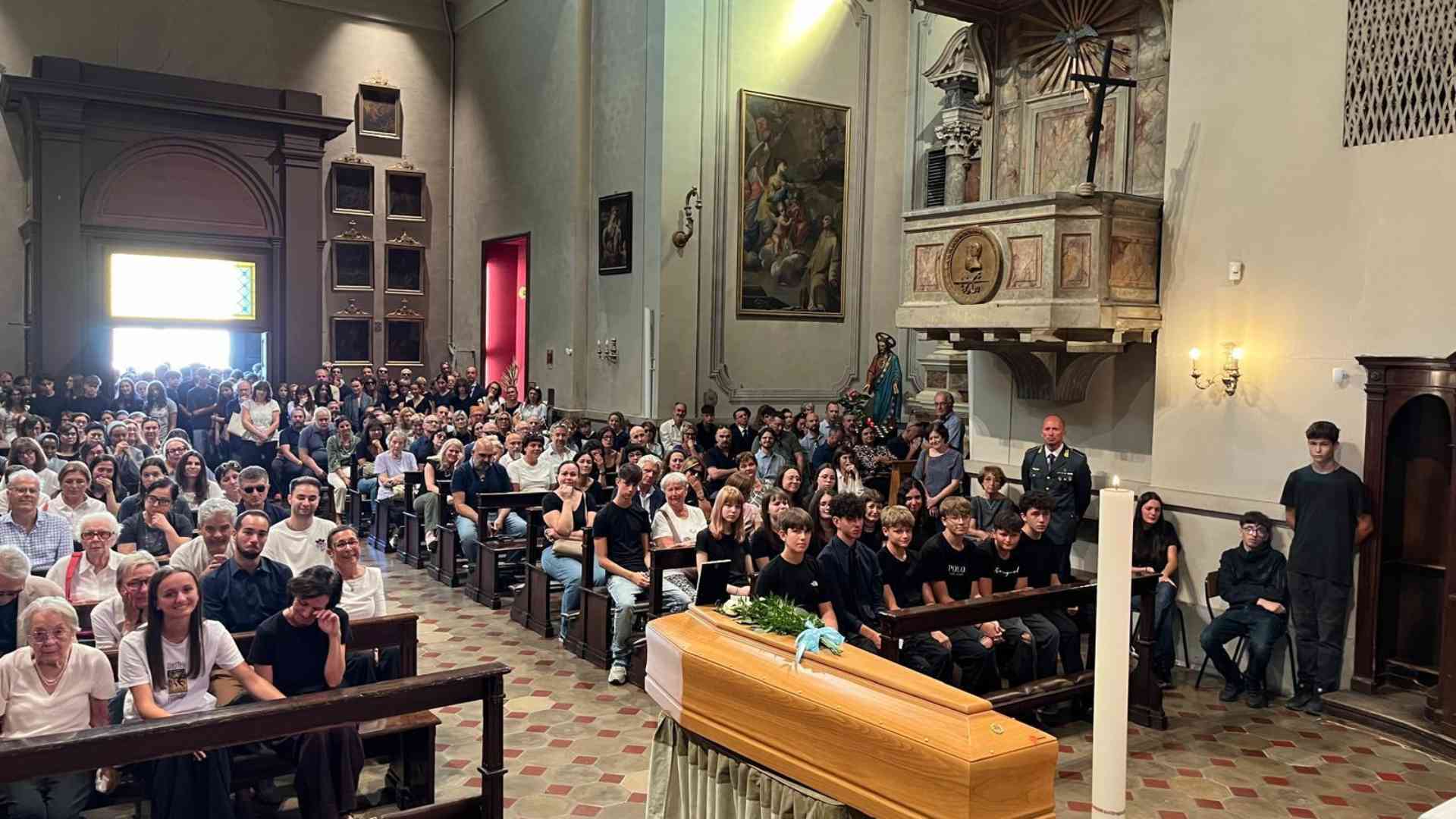 Chiesa gremita a Rivergaro per l'ultimo saluto a Carlo