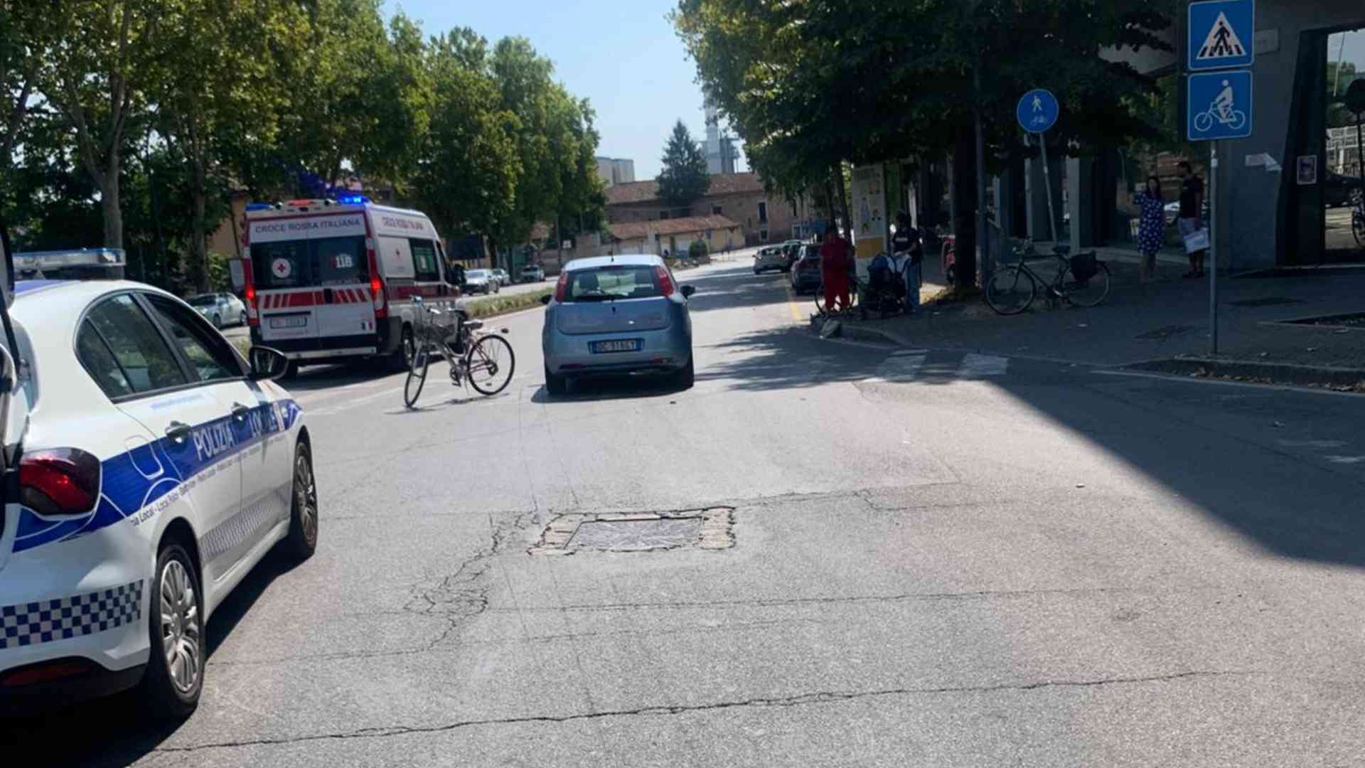 Ciclista di 25 anni travolta da un'auto a Barriera Milano