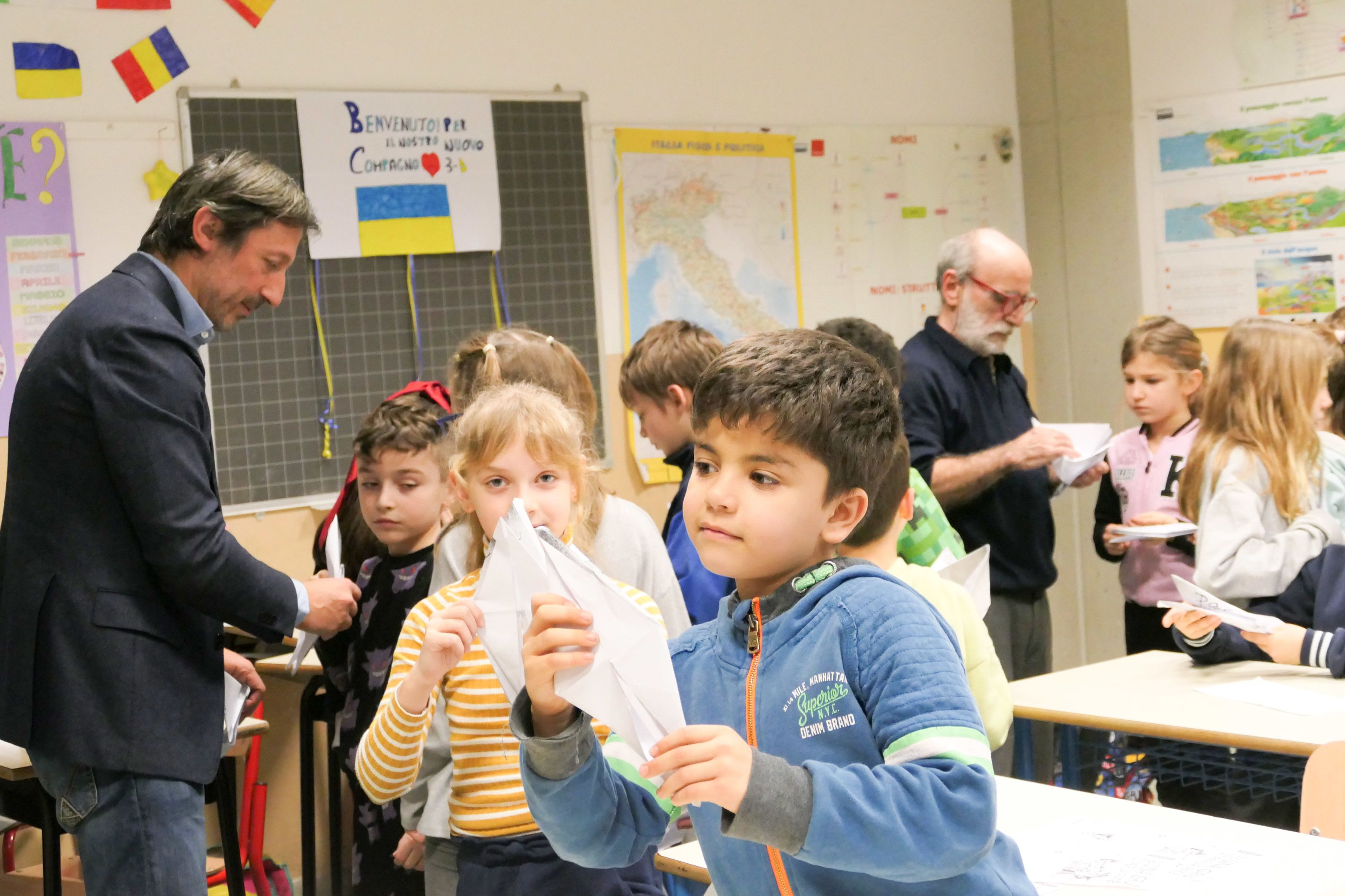 Il direttore di "Libertà", Gian Luca Rocco, e il fotografo Massimo Bersani in aula durante un laboratorio del progetto delle gru della pace