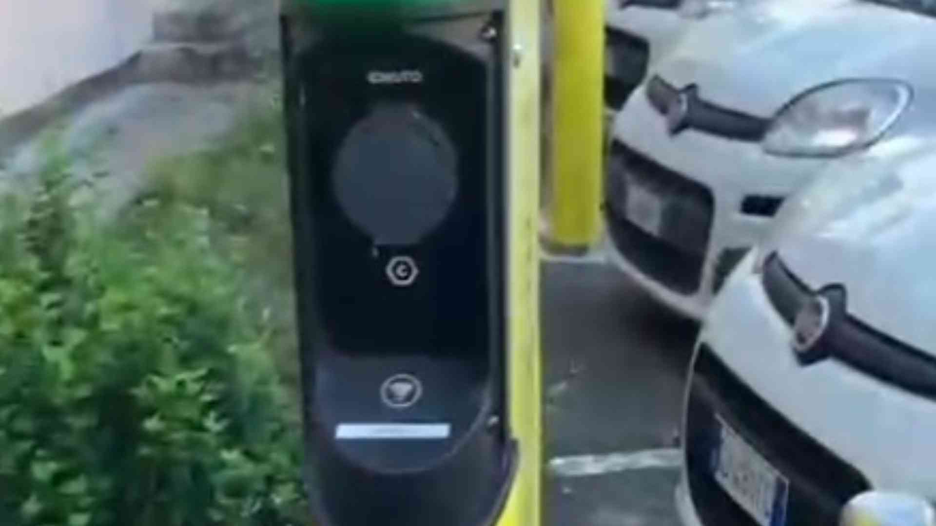 «Stalli per auto elettriche, ma ci parcheggiano i postini»