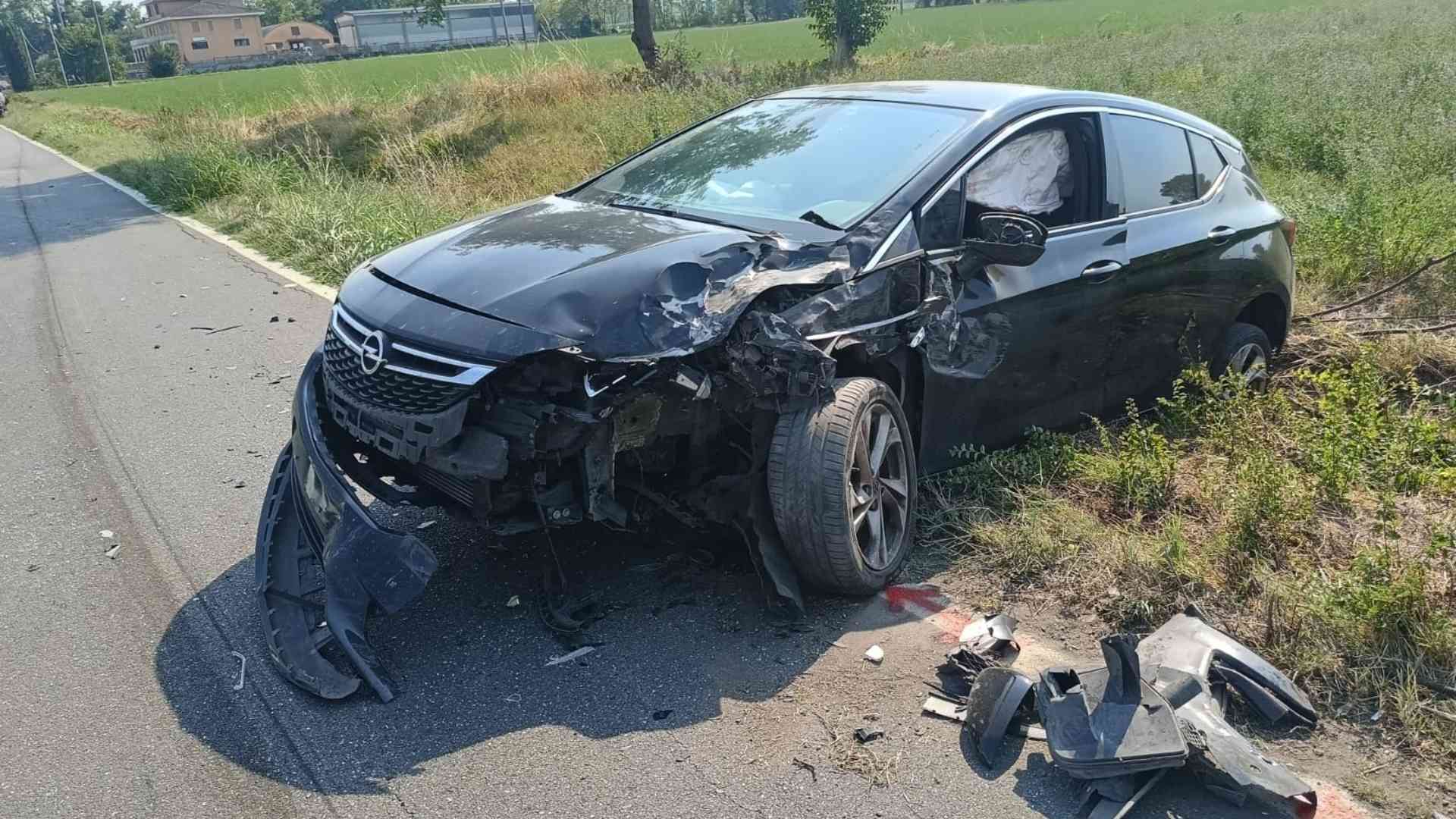 Schianto tra due auto a Cà Verde, una persona ferita