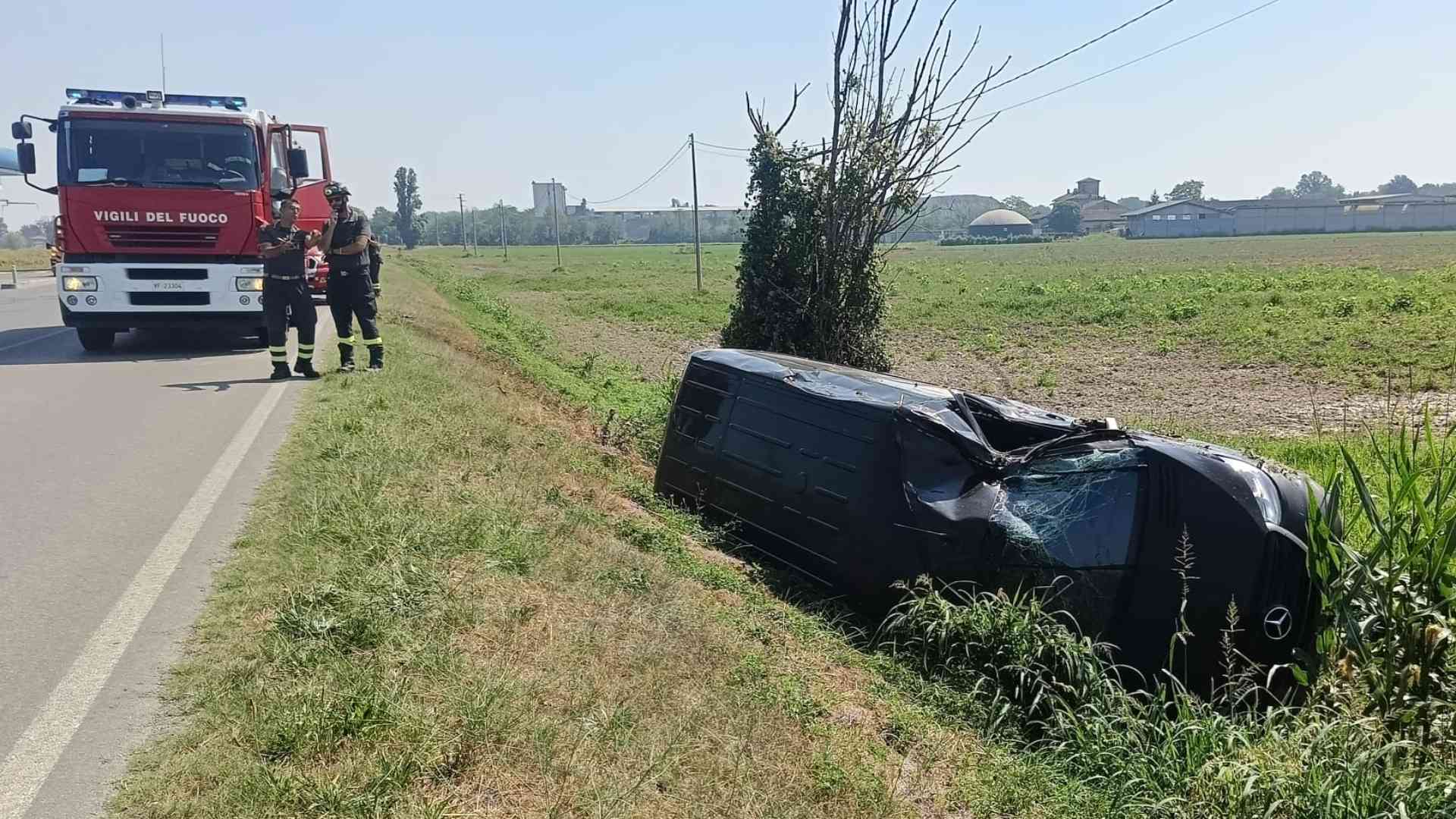 Furgone fuori strada finisce contro un albero. Ferito l'autista