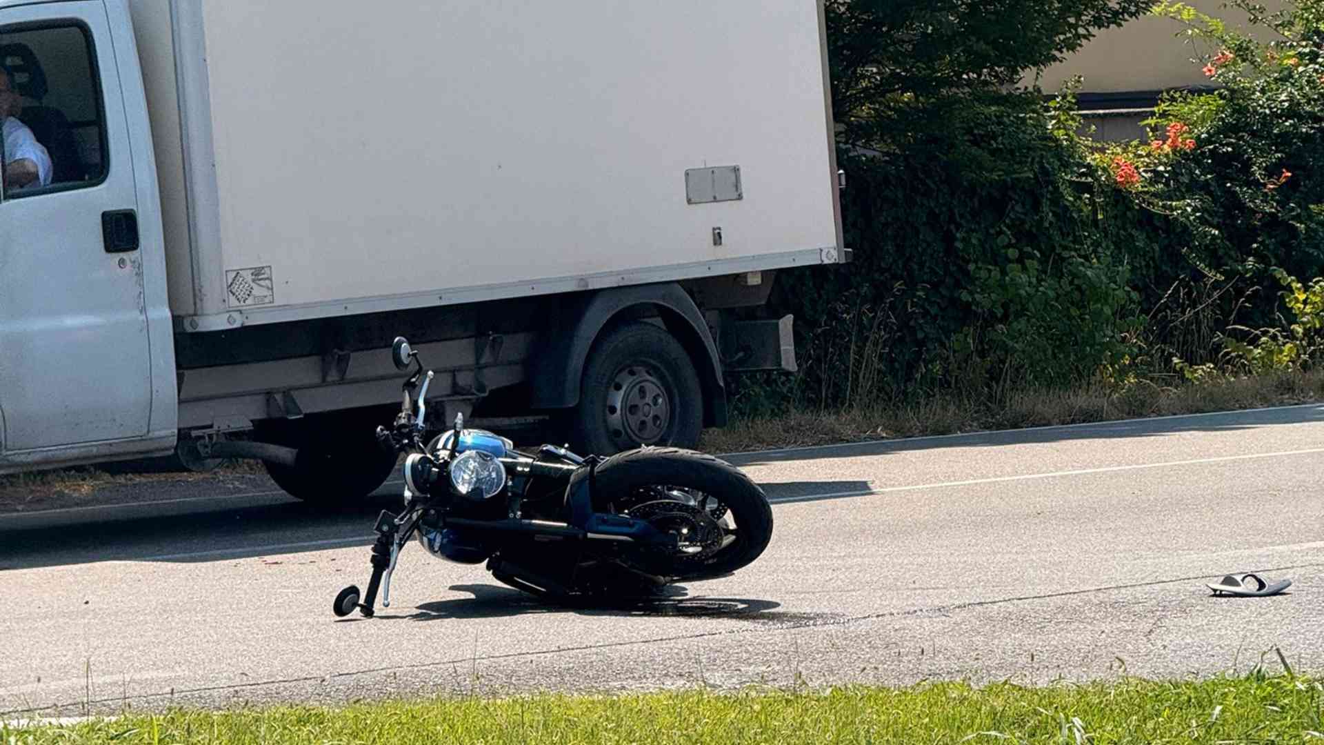 Violento scontro tra moto e utilitaria, centauro d'urgenza all'ospedale