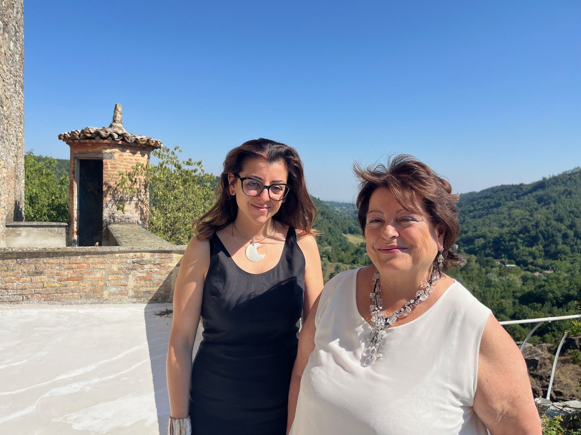 Da sinistra Chiara Gibelli e Maria Rita Trecci Gibelli, proprietarie del Castello di Gropparello