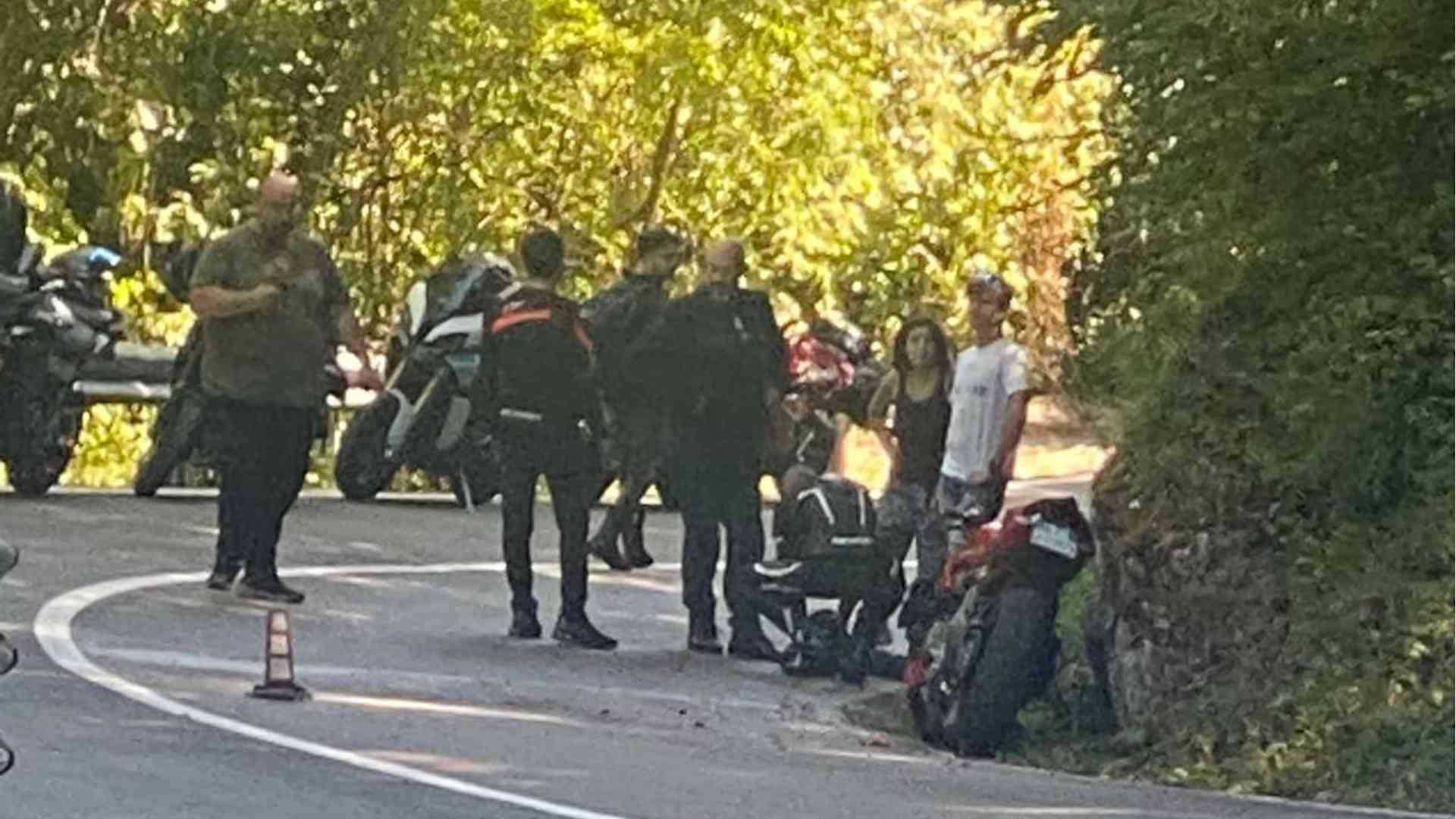 Cade in curva, motociclista ferito sulla Statale 45
