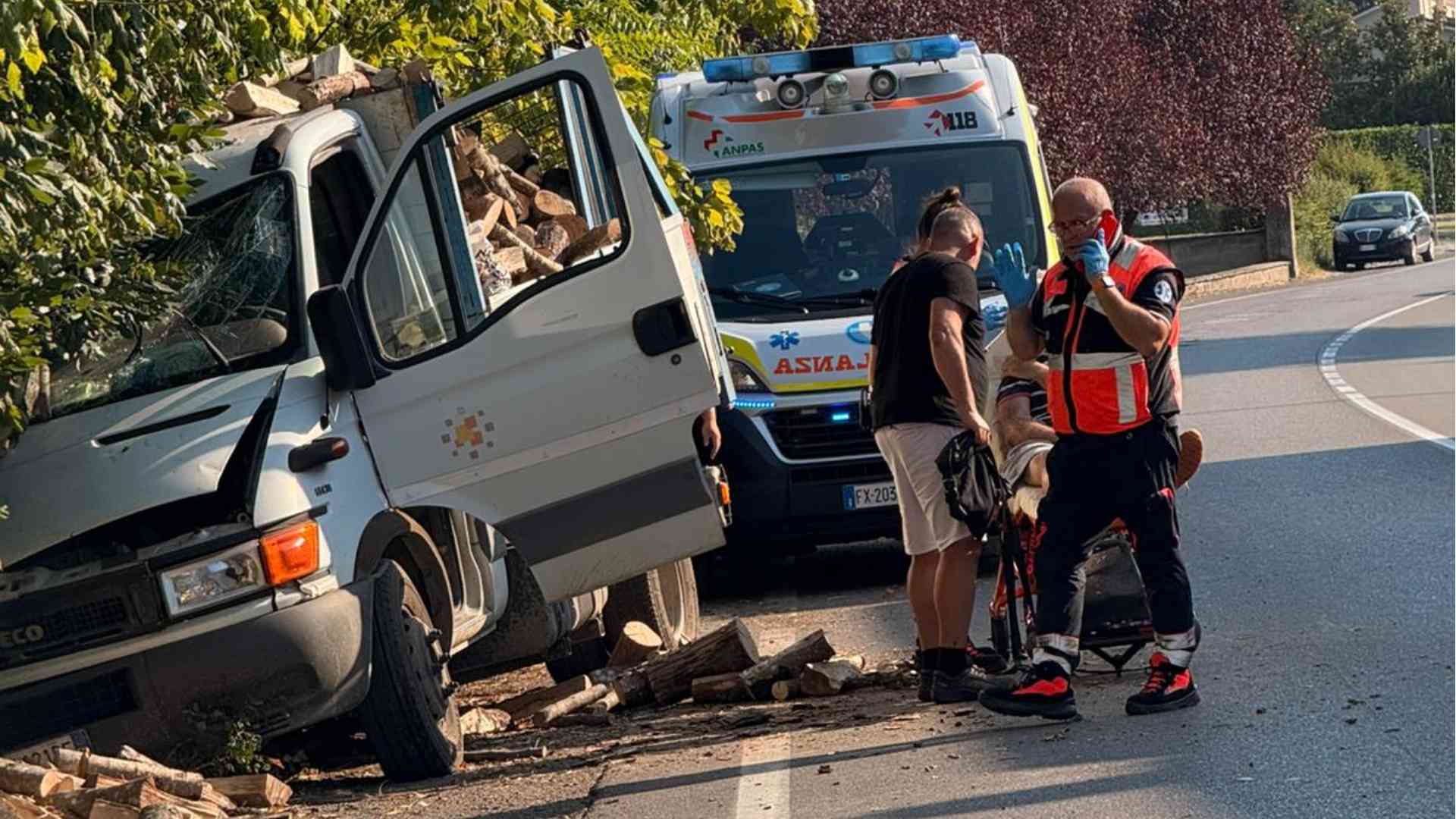 Furgone finisce contro albero, un ferito a Rivergaro