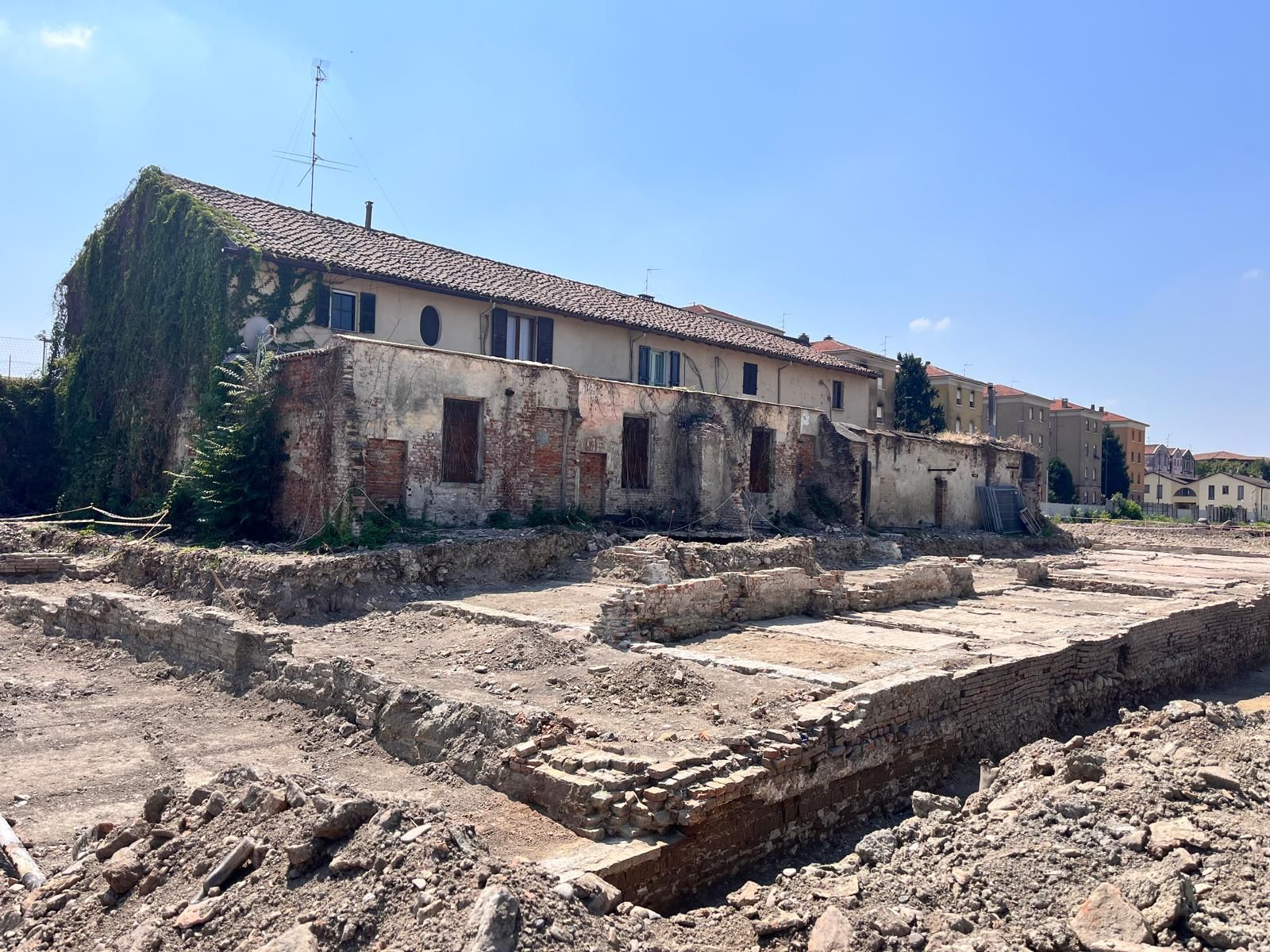 Una parte di quanto è emerso nell'area sul versante di via Cantarana (foto Lezoli)