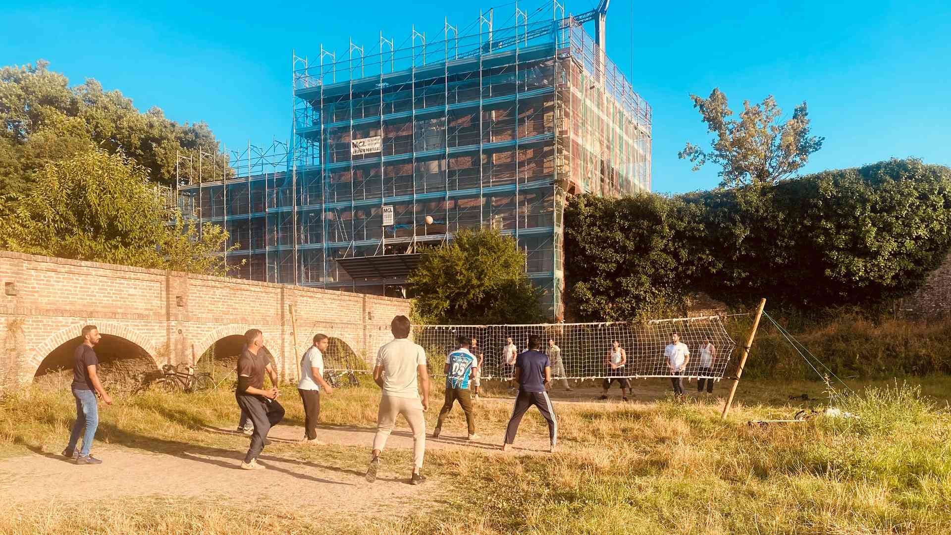 Porta Borghetto e via Rosso dove si gioca a pallavolo. Il cricket regna al Daturi